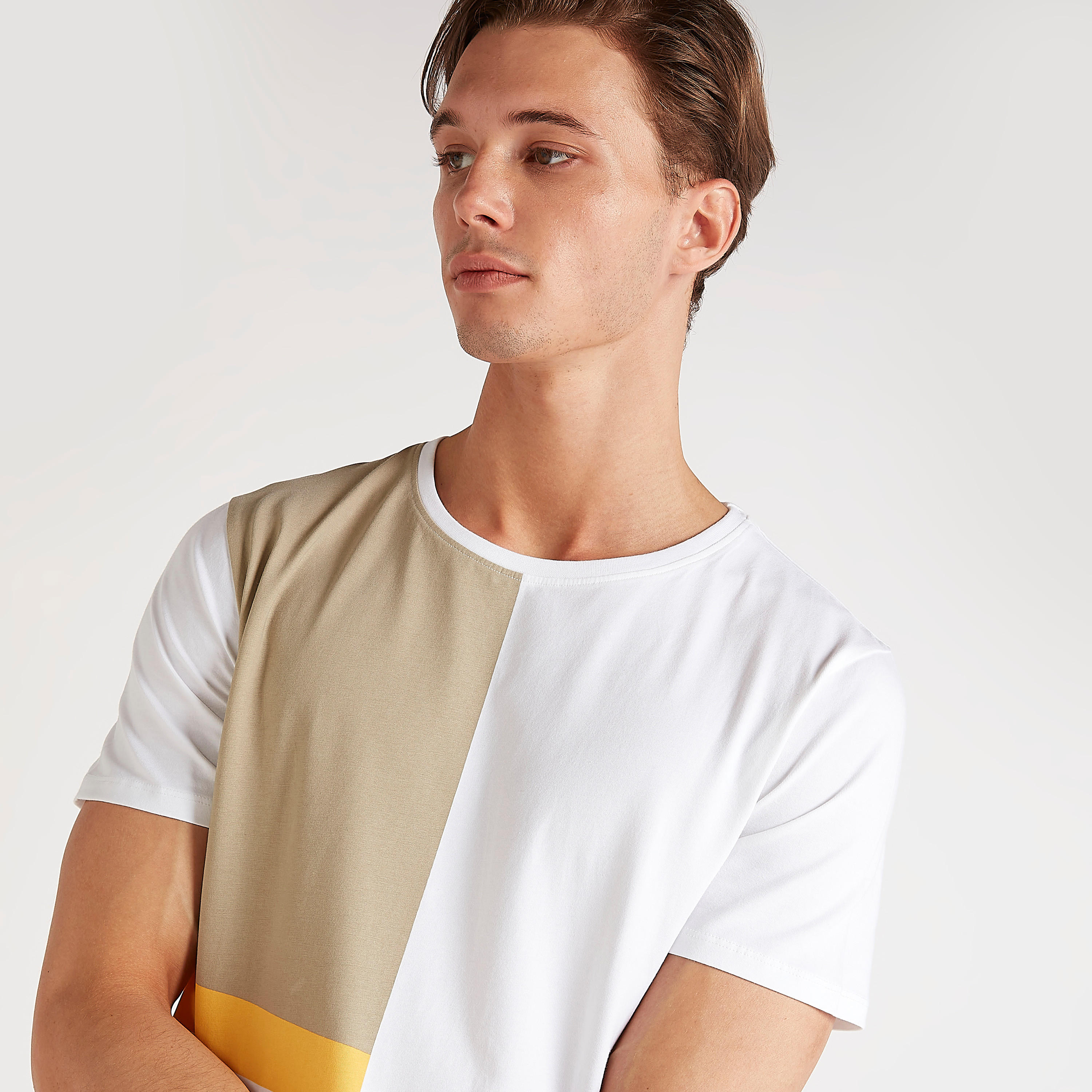تيشيرت بياقة ضيّقة وأكمام قصيرة وطبعات من آيكونيك-men-clothing-tshirtsandpolos-tshirts-image-3