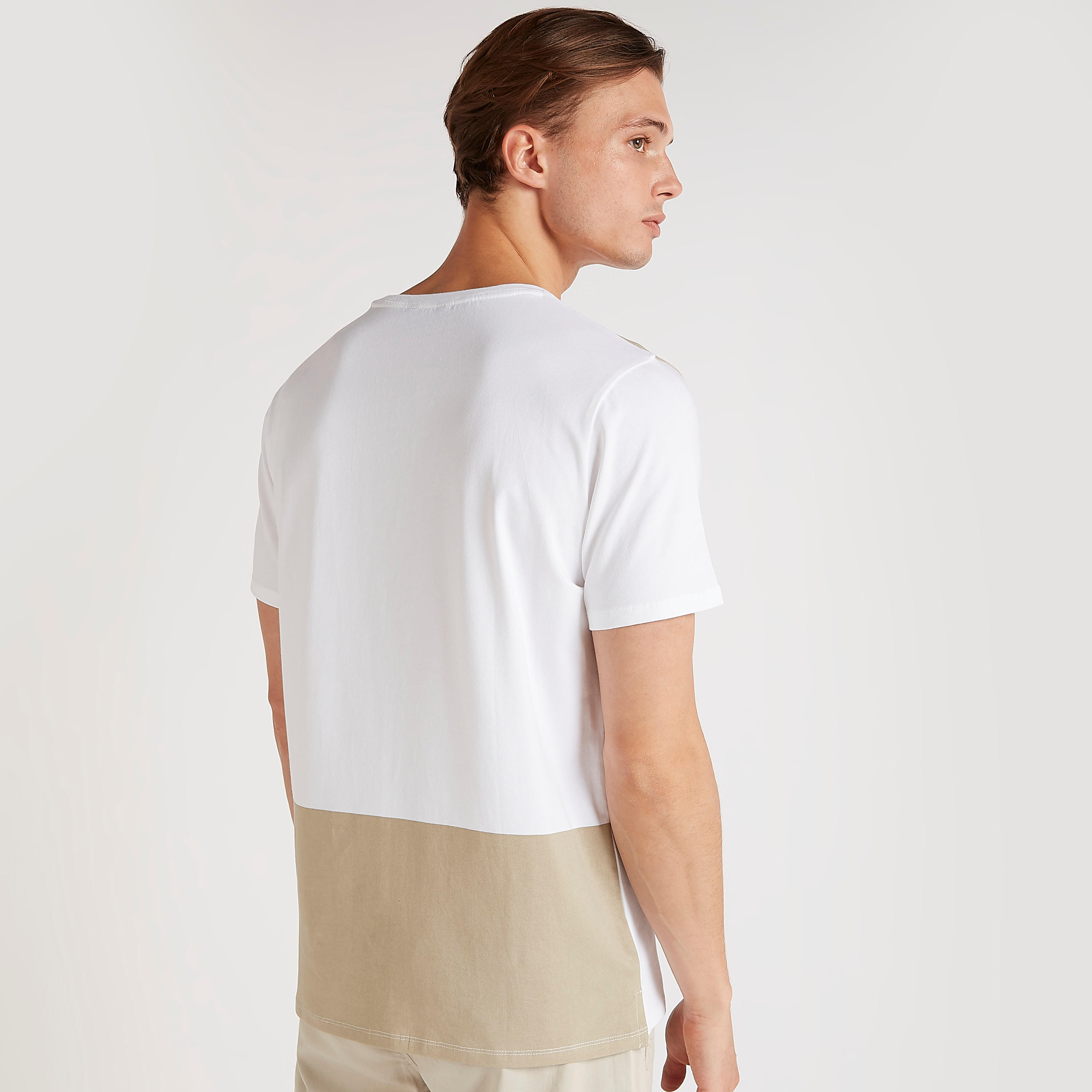 تيشيرت بياقة ضيّقة وأكمام قصيرة وطبعات من آيكونيك-men-clothing-tshirtsandpolos-tshirts-image-4