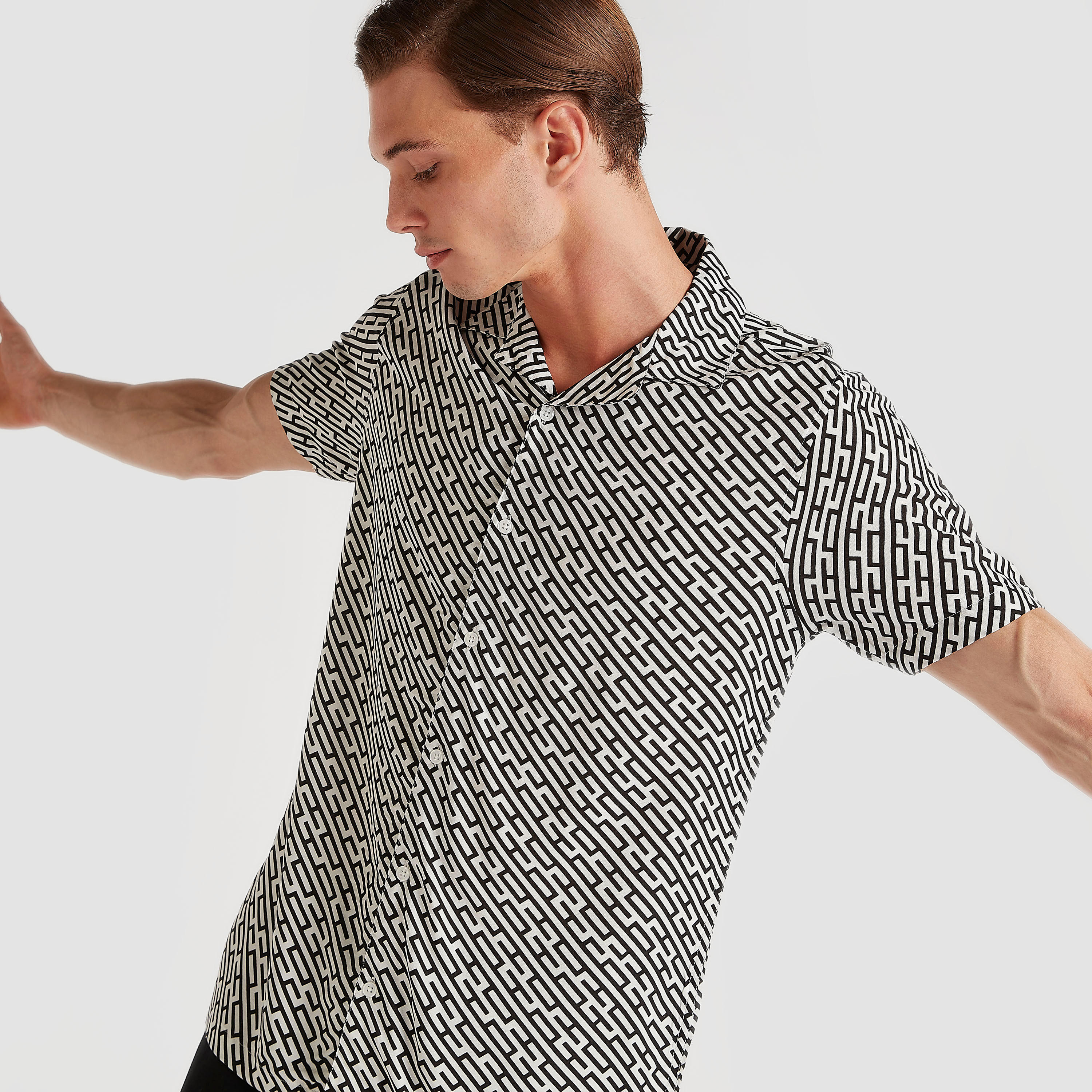 قميص بقصة سليم وطبعات وزر علوي وأكمام قصيرة من آيكونيك-men-clothing-shirts-image-4