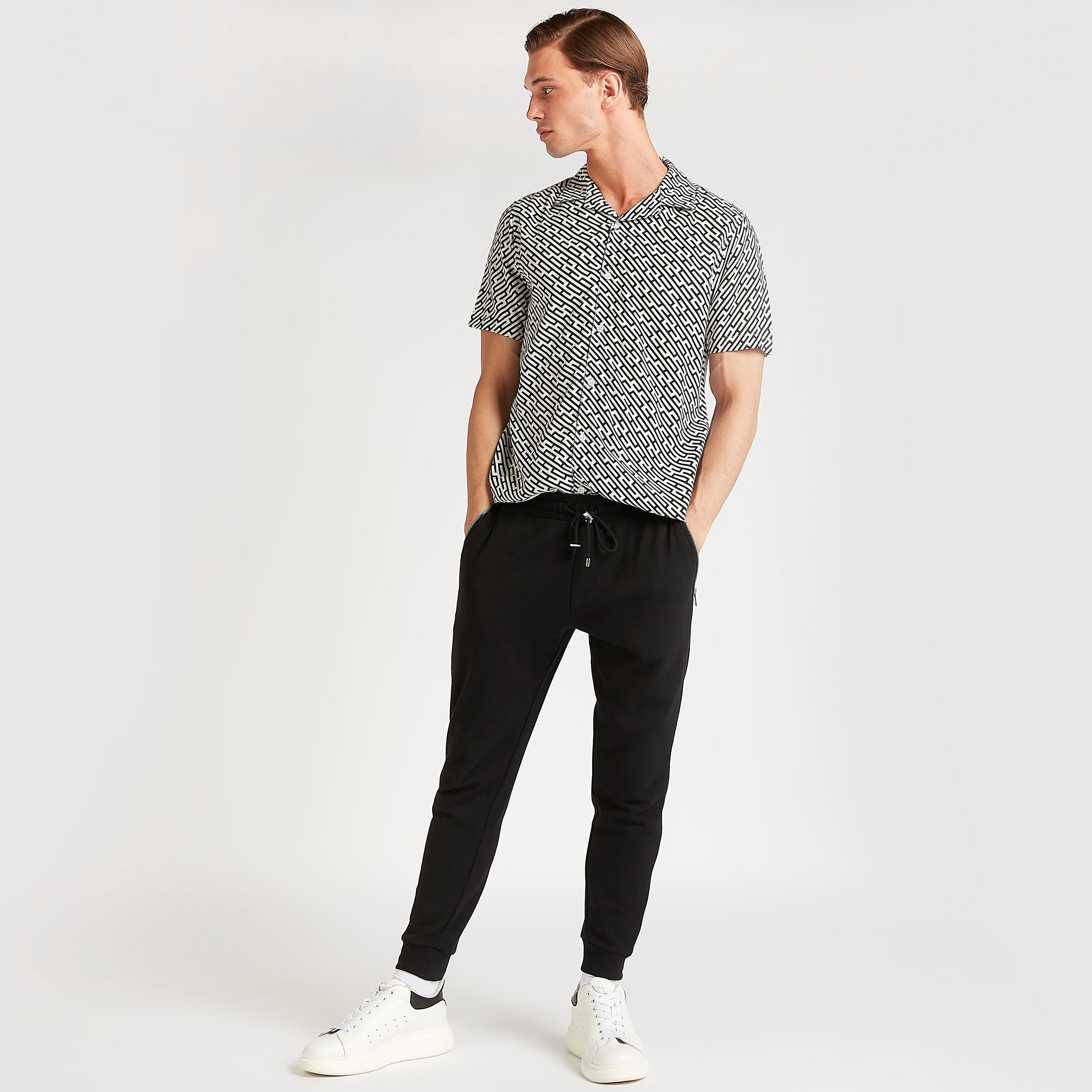 قميص بقصة سليم وطبعات وزر علوي وأكمام قصيرة من آيكونيك-men-clothing-shirts-image-3