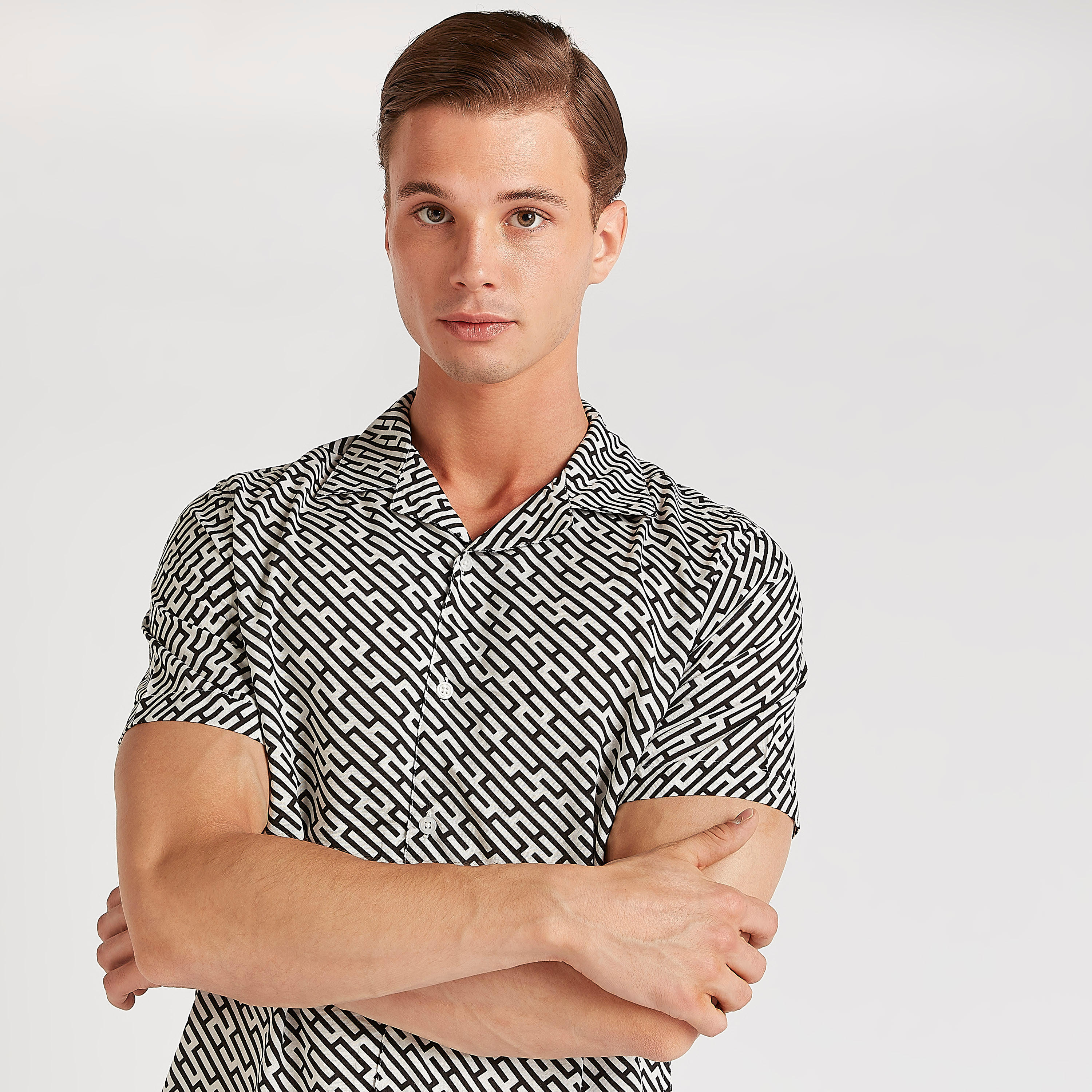 قميص بقصة سليم وطبعات وزر علوي وأكمام قصيرة من آيكونيك-men-clothing-shirts-image-3
