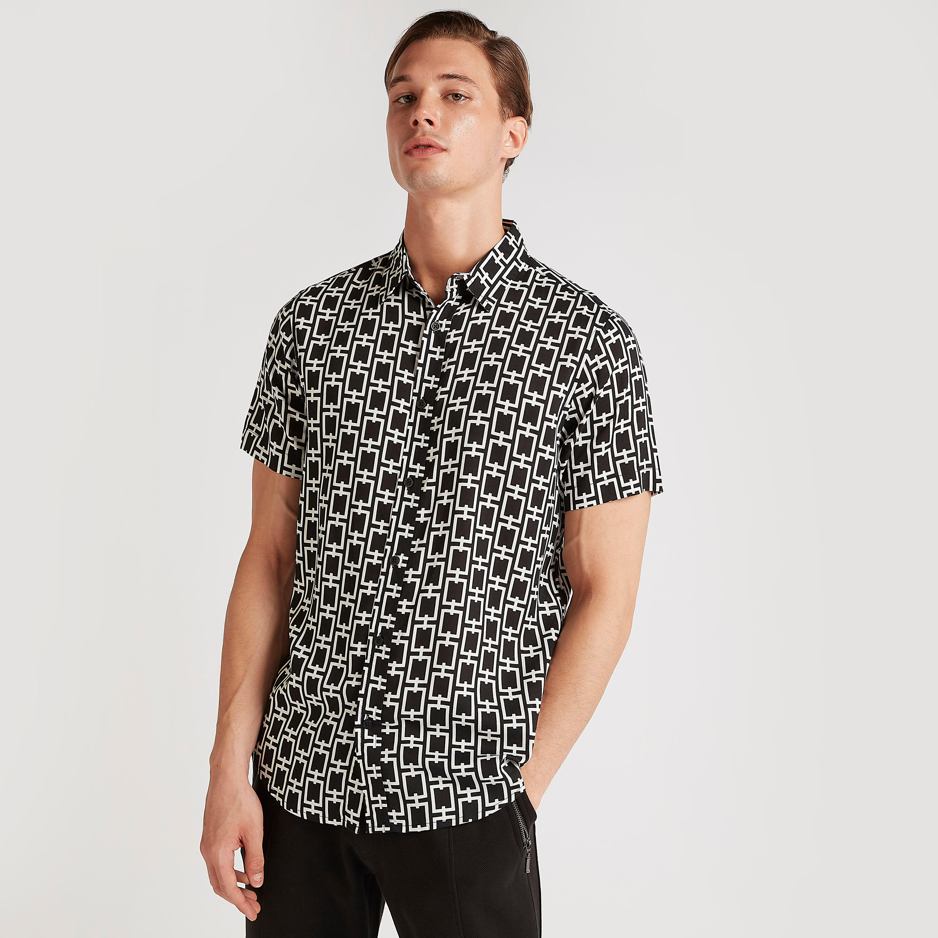 قميص سليم فيت بطبعات وزر علوي وأكمام قصيرة من آيكونيك-men-clothing-shirts-image-5
