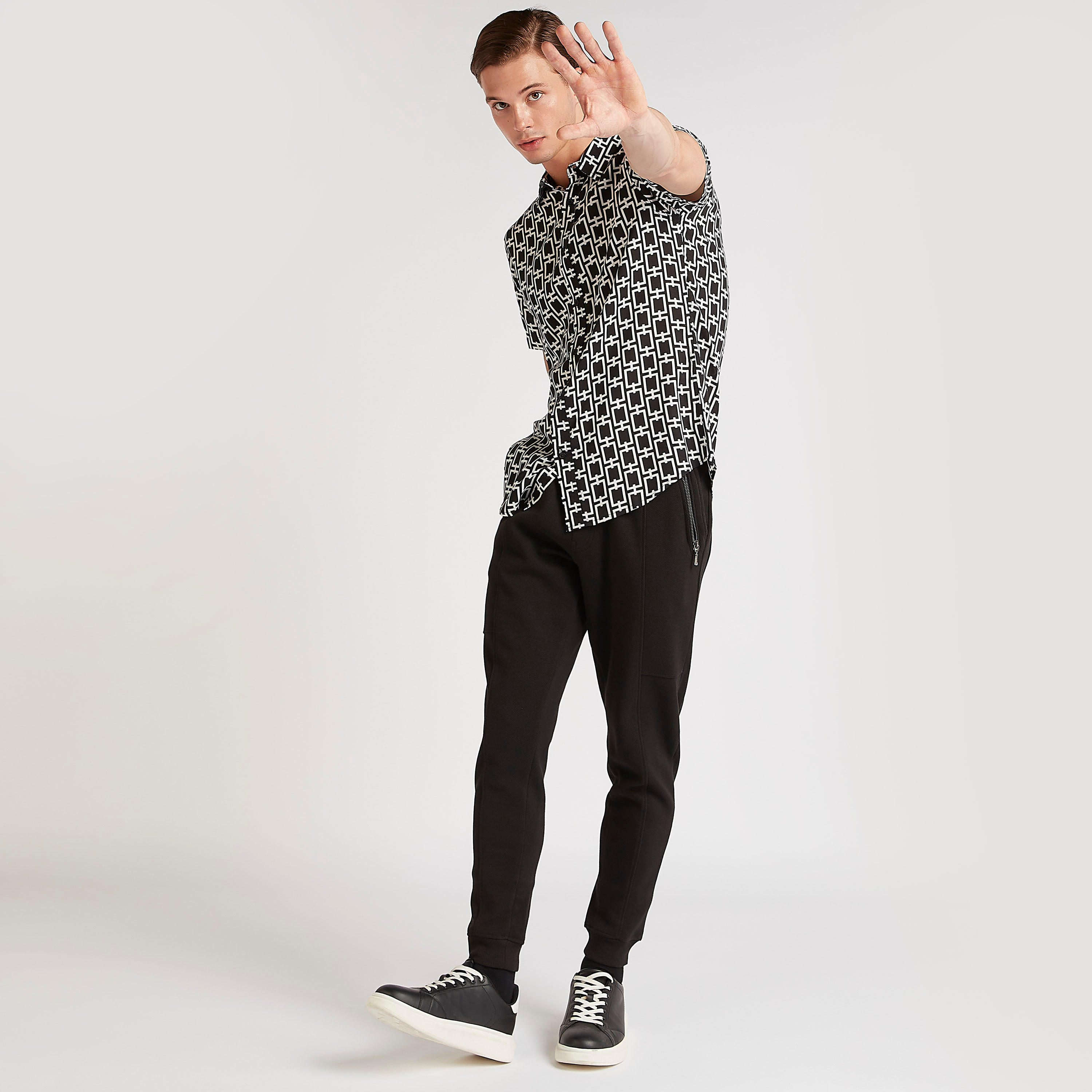 قميص سليم فيت بطبعات وزر علوي وأكمام قصيرة من آيكونيك-men-clothing-shirts-image-4