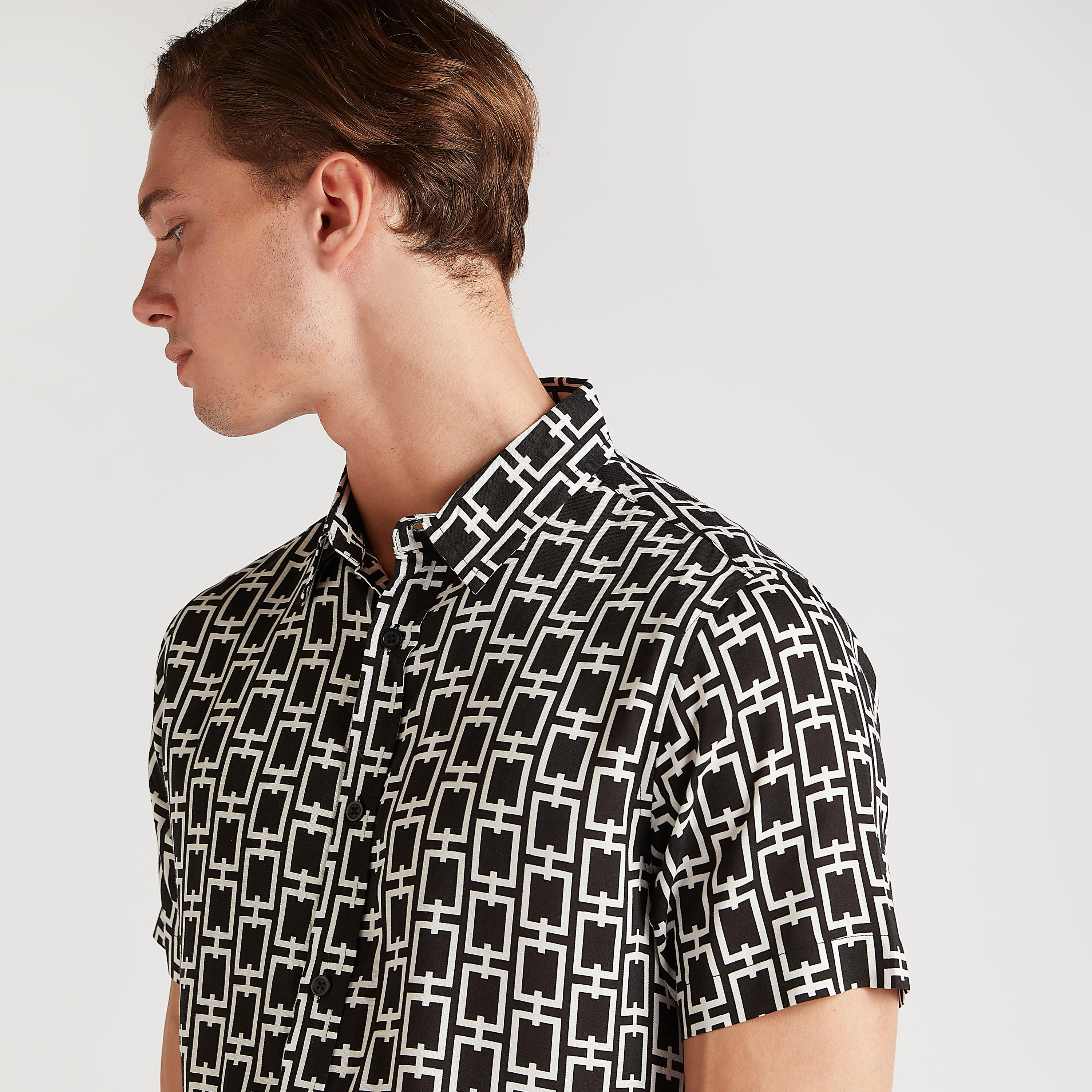 قميص سليم فيت بطبعات وزر علوي وأكمام قصيرة من آيكونيك-men-clothing-shirts-image-3