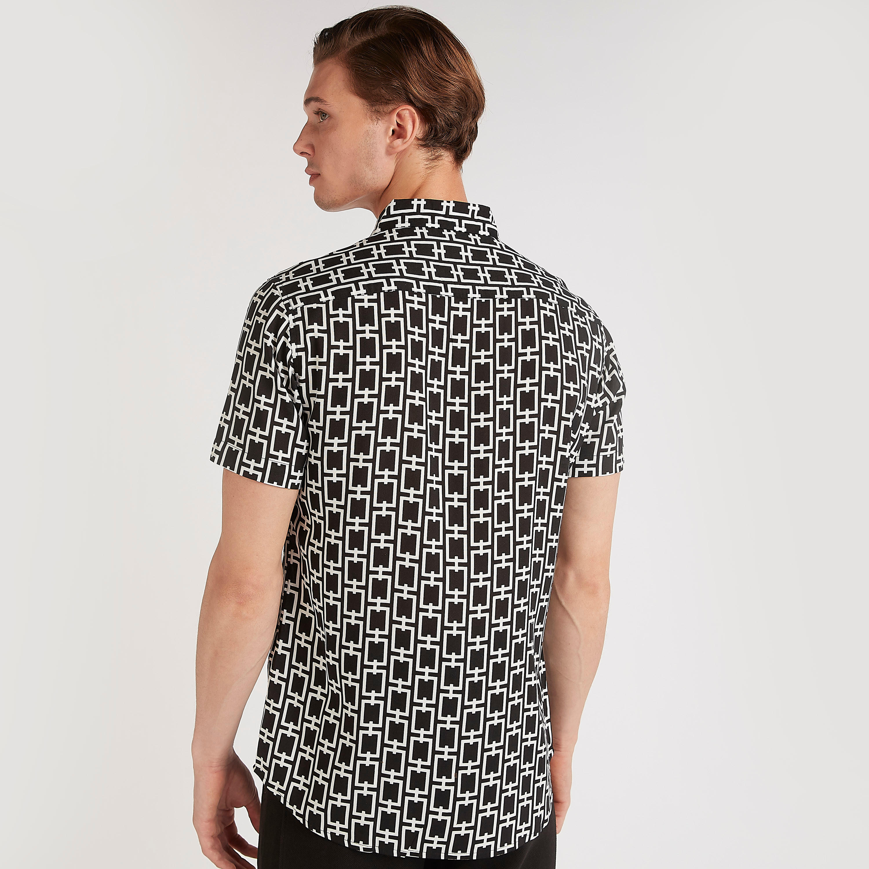 قميص سليم فيت بطبعات وزر علوي وأكمام قصيرة من آيكونيك-men-clothing-shirts-image-2