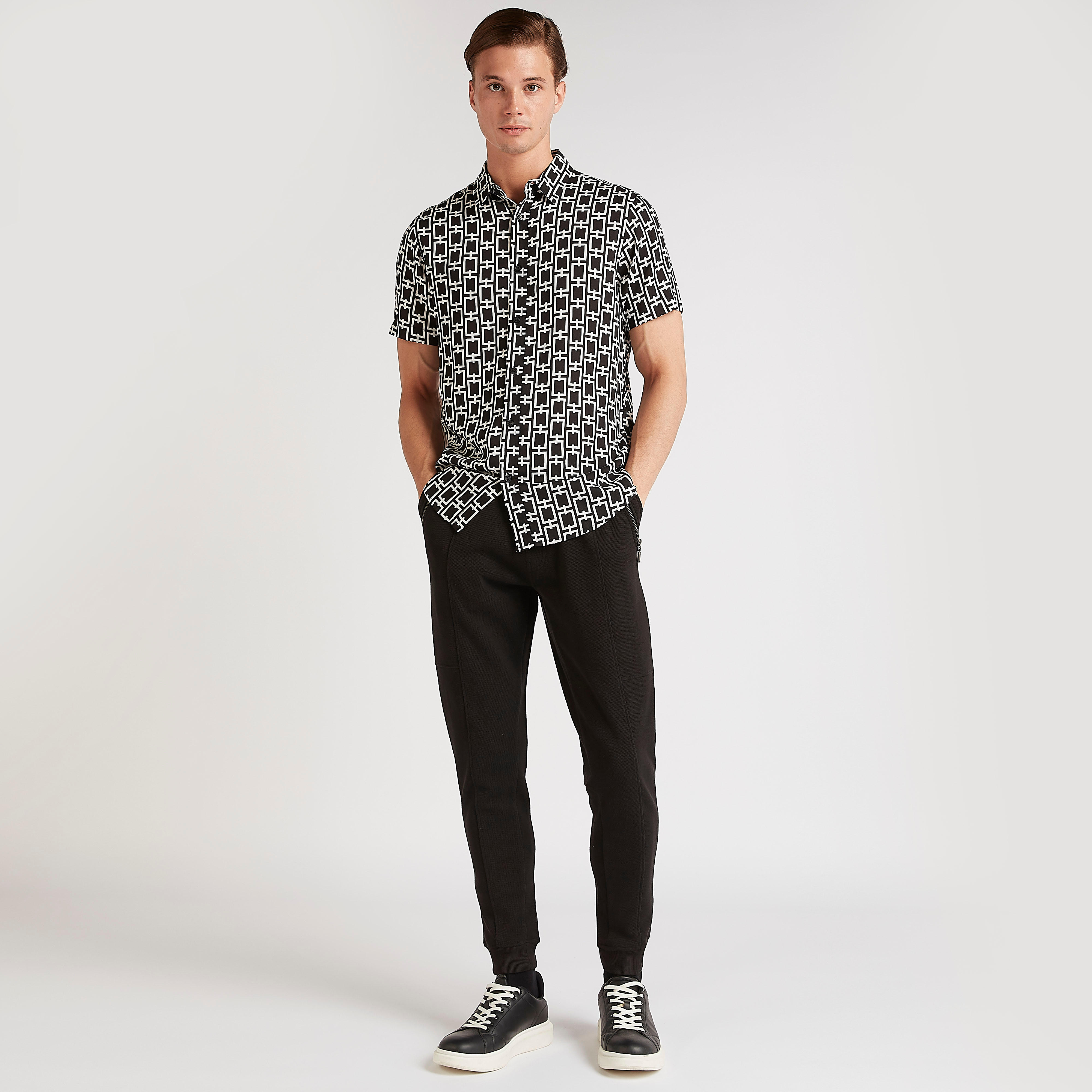 قميص سليم فيت بطبعات وزر علوي وأكمام قصيرة من آيكونيك-men-clothing-shirts-image-1