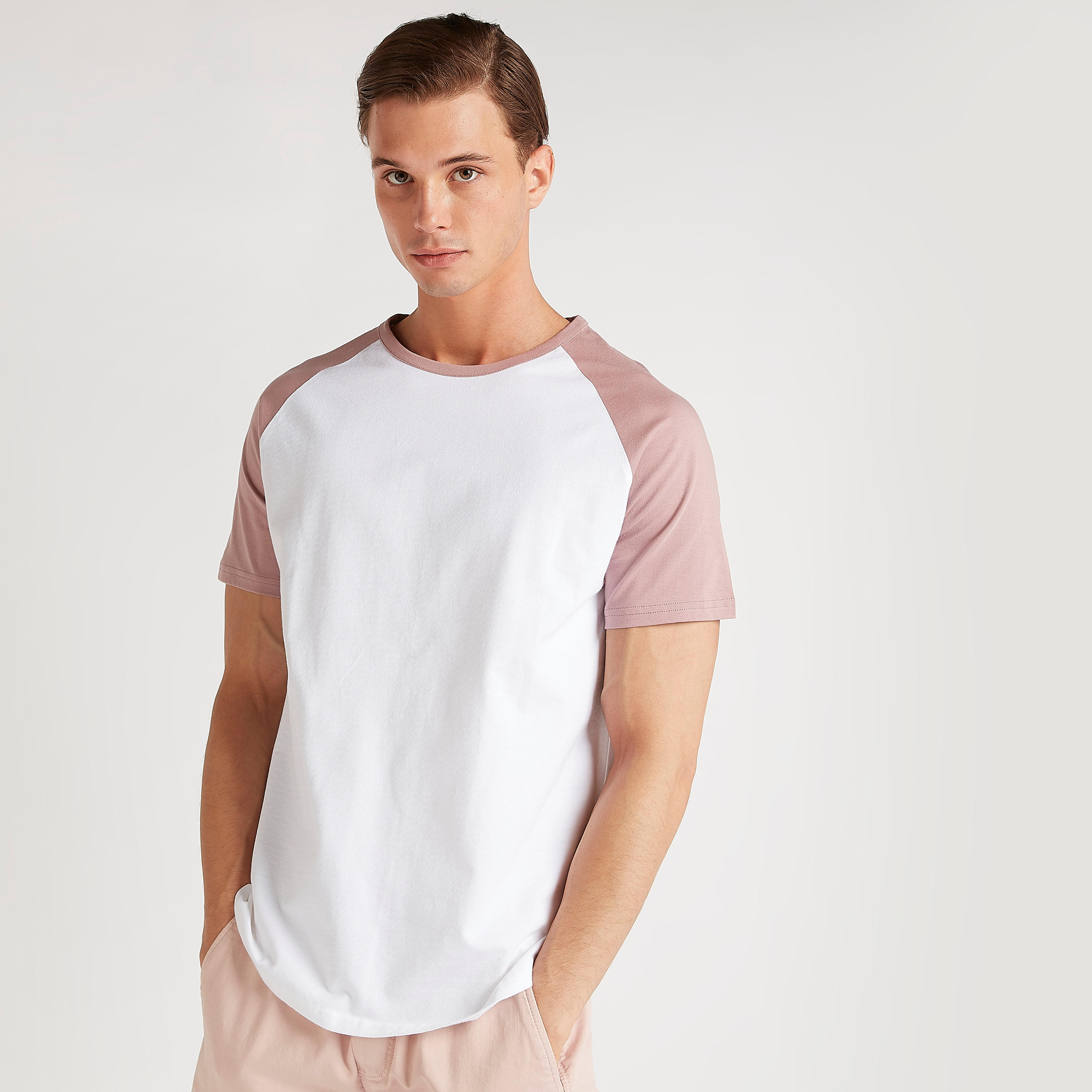 تيشيرت بياقة ضيّقة وأكمام مغايرة من آيكونيك-men-clothing-tshirtsandpolos-tshirts-image-1