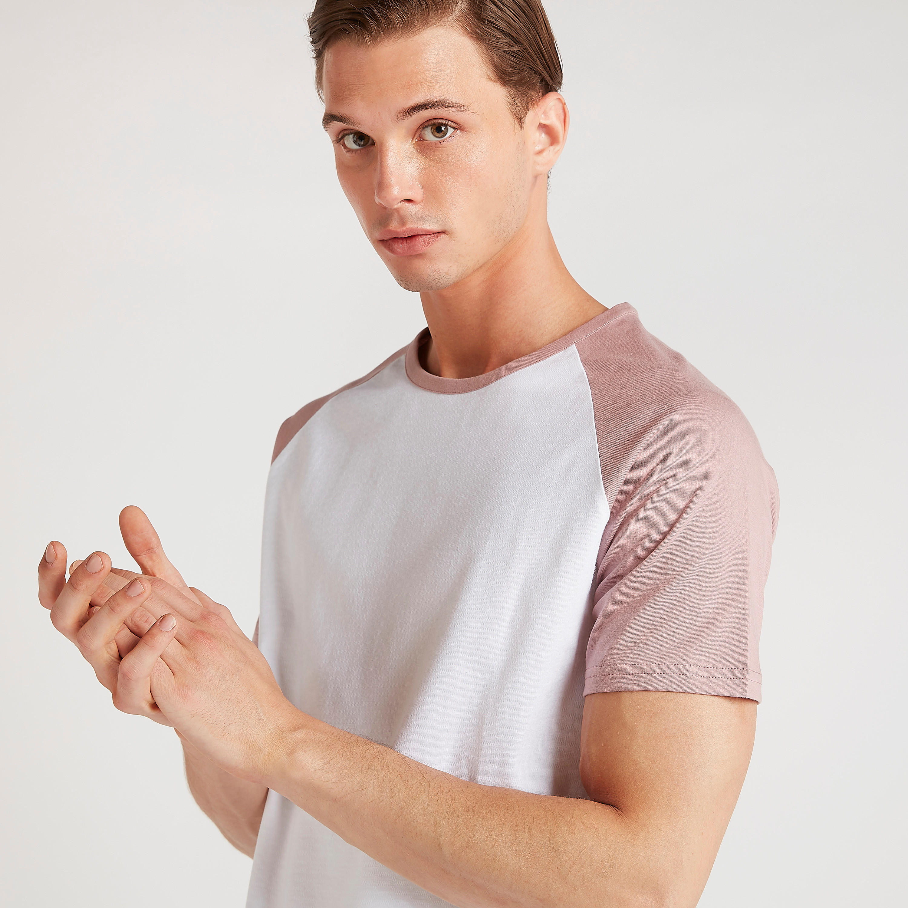 تيشيرت بياقة ضيّقة وأكمام مغايرة من آيكونيك-men-clothing-tshirtsandpolos-tshirts-image-2