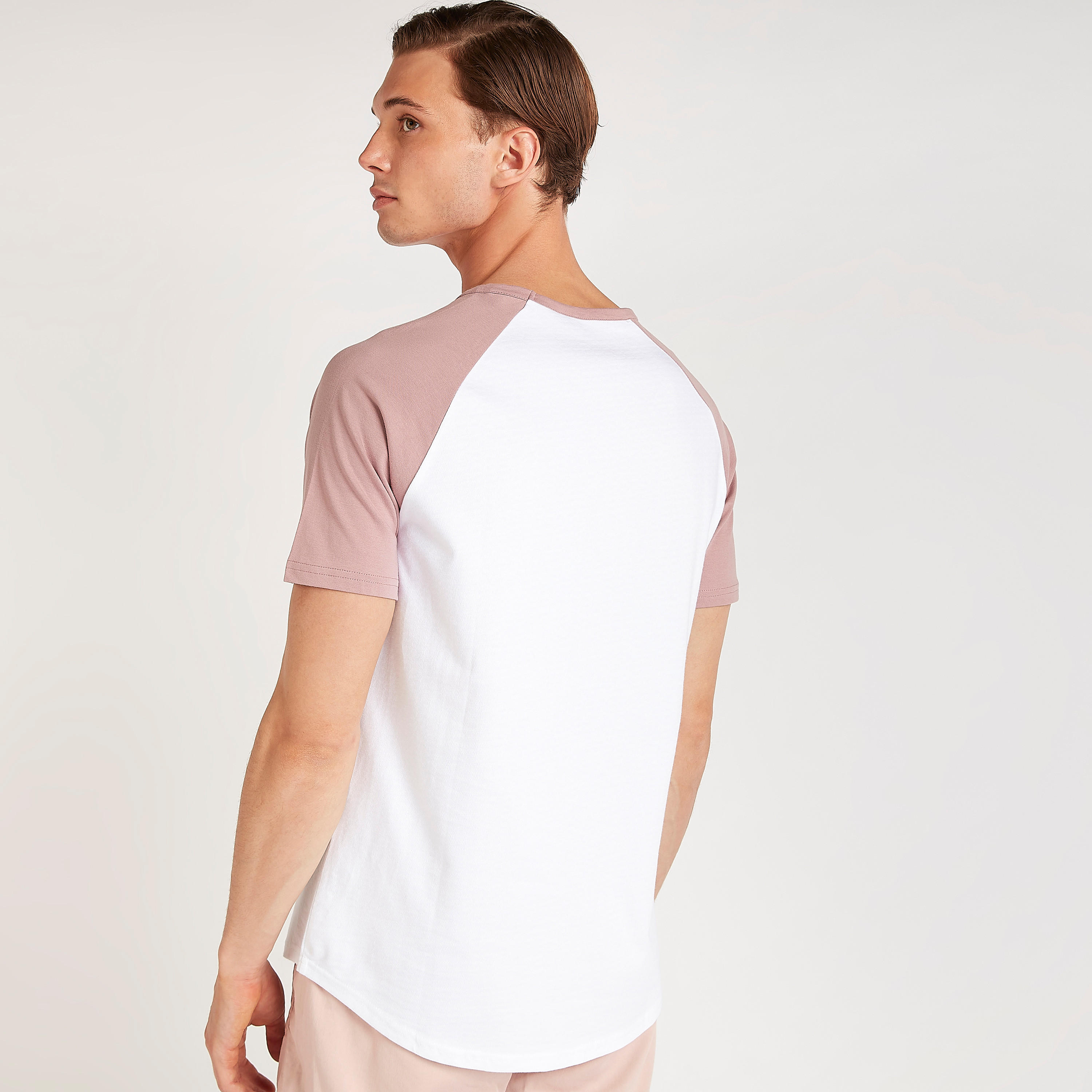 تيشيرت بياقة ضيّقة وأكمام مغايرة من آيكونيك-men-clothing-tshirtsandpolos-tshirts-image-3
