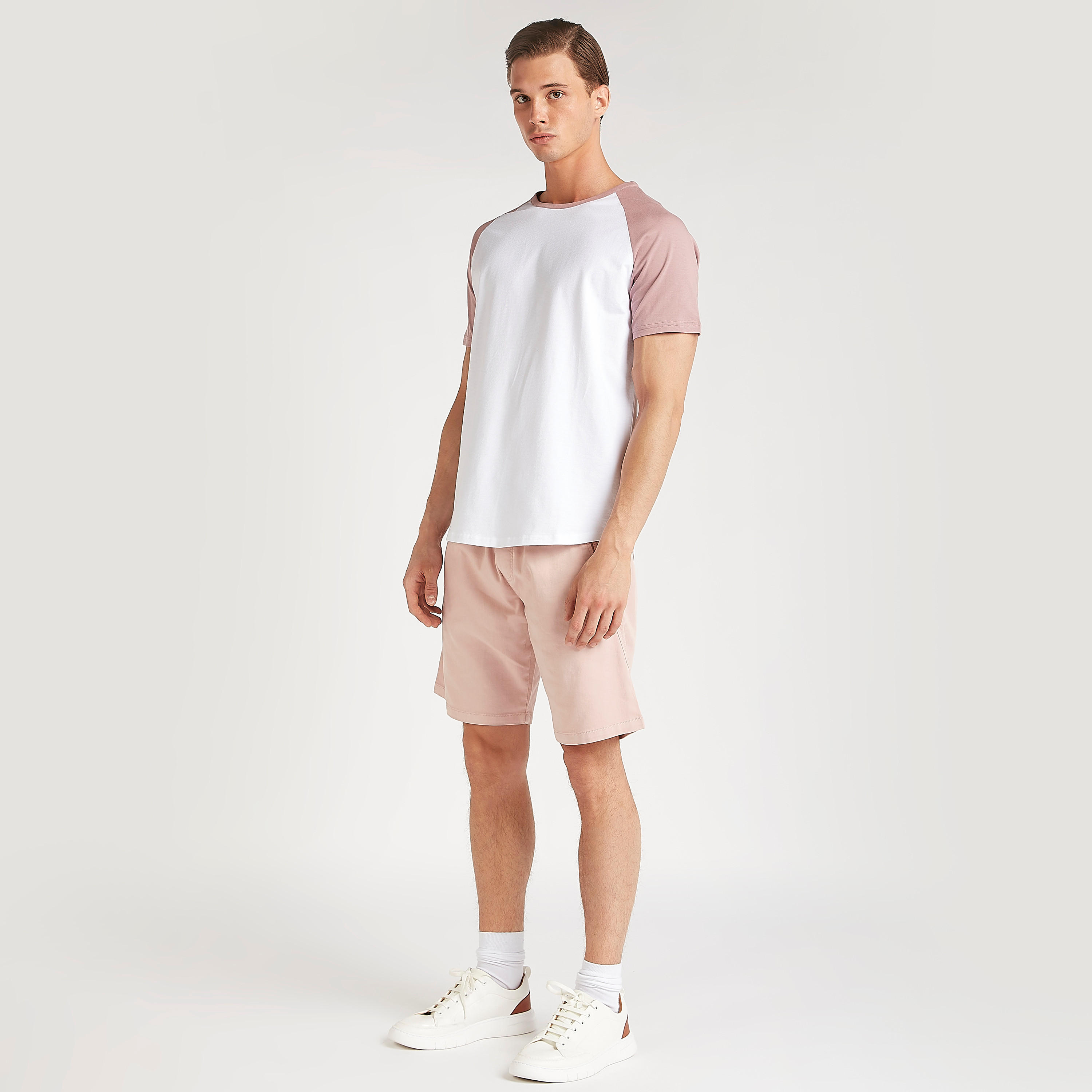 تيشيرت بياقة ضيّقة وأكمام مغايرة من آيكونيك-men-clothing-tshirtsandpolos-tshirts-image-4