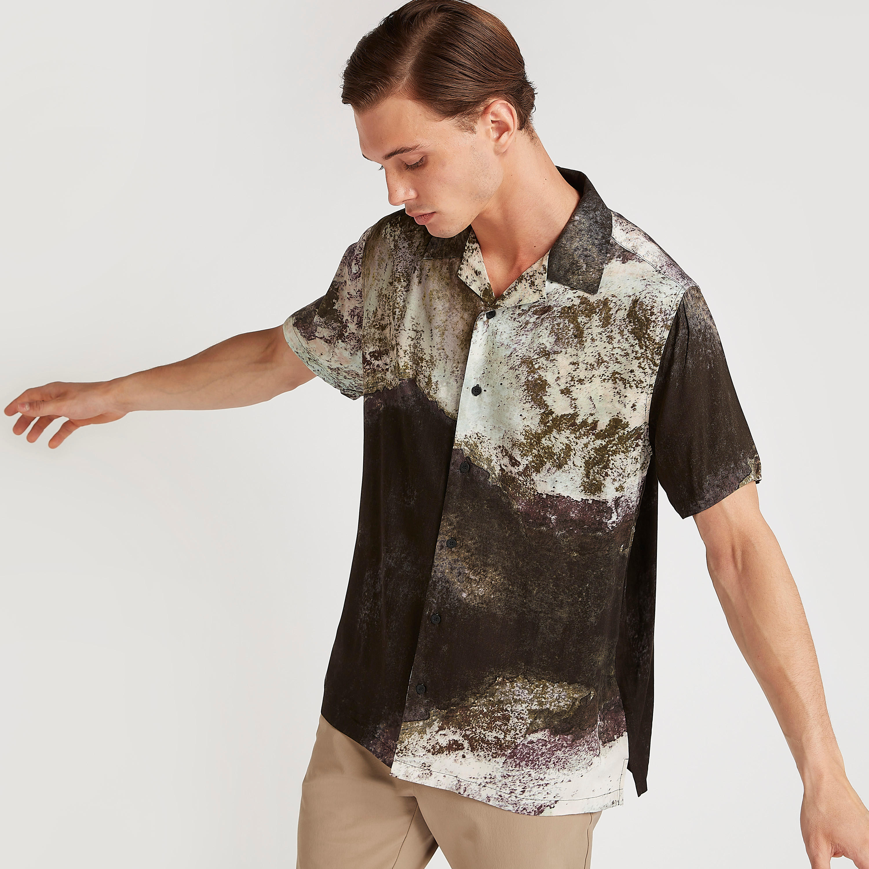 قميص بقصة سليم وياقة واسعة وأكمام قصيرة وطبعات من آيكونيك-men-clothing-shirts-image-1