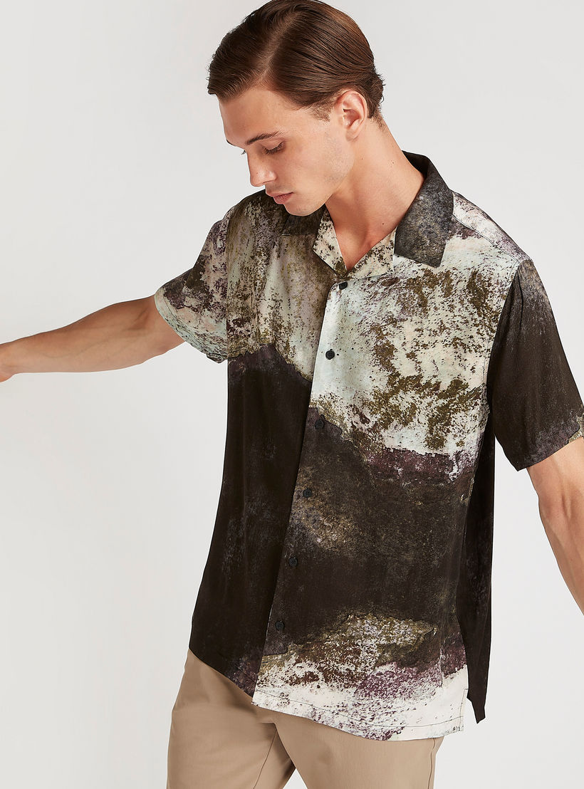 قميص بقصة سليم وياقة واسعة وأكمام قصيرة وطبعات من آيكونيك-men-clothing-shirts-image-1