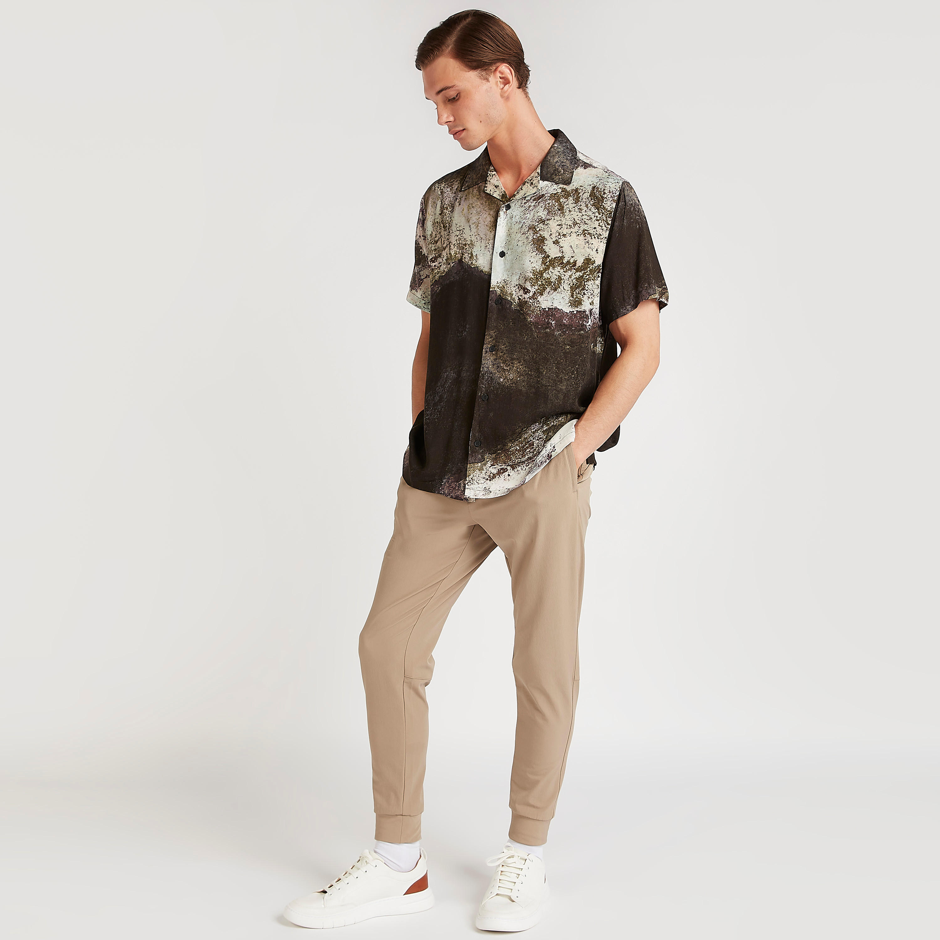 قميص بقصة سليم وياقة واسعة وأكمام قصيرة وطبعات من آيكونيك-men-clothing-shirts-image-2
