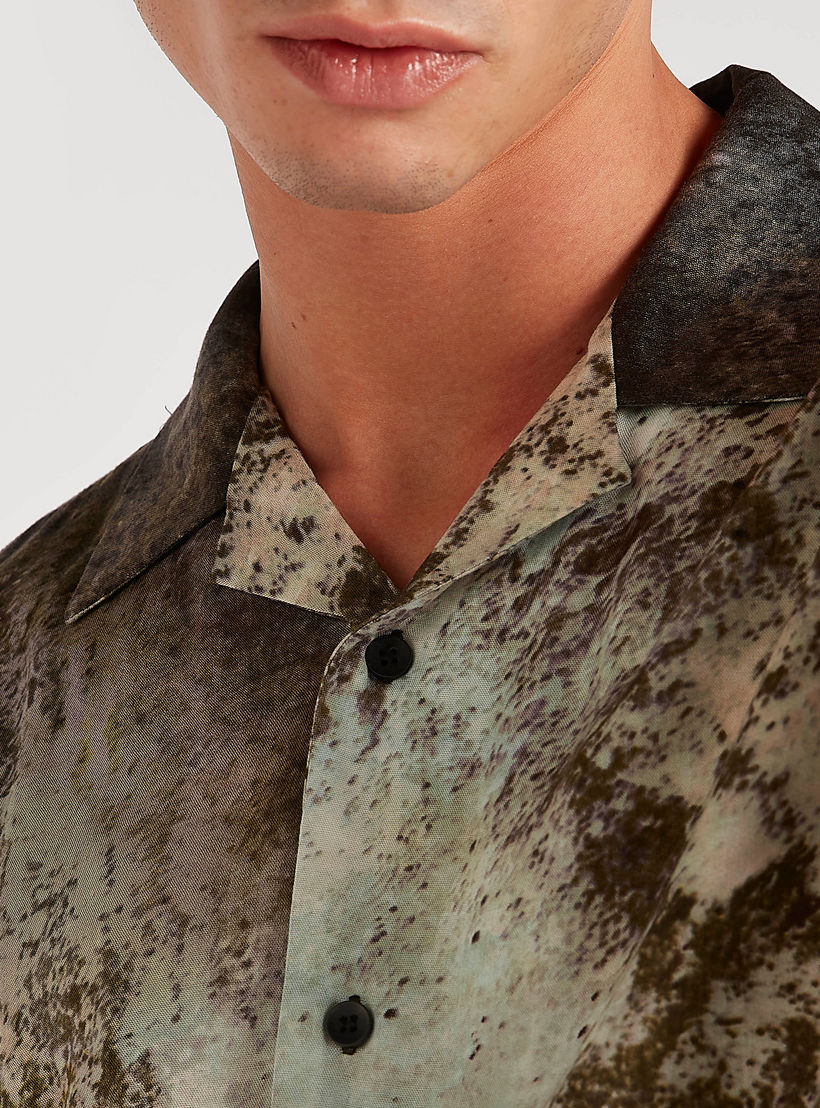 قميص بقصة سليم وياقة واسعة وأكمام قصيرة وطبعات من آيكونيك-men-clothing-shirts-image-3