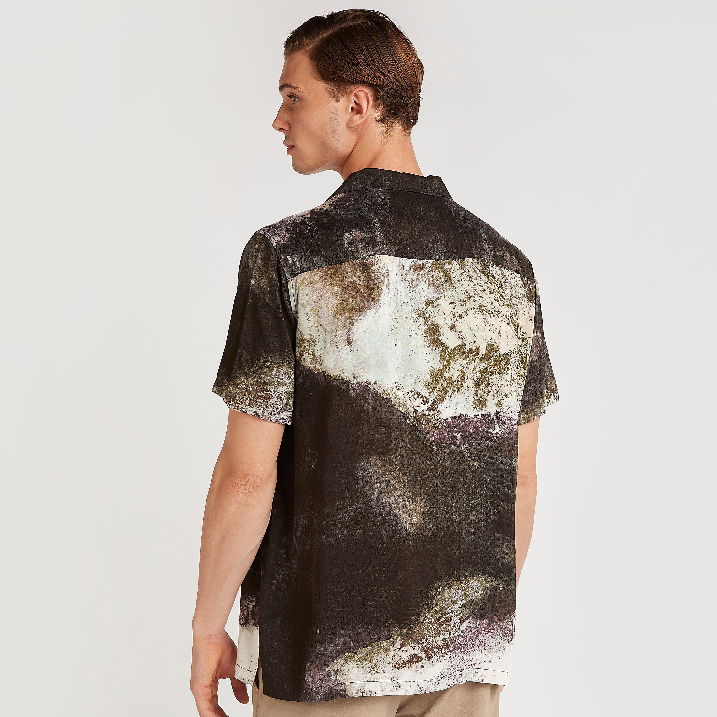قميص بقصة سليم وياقة واسعة وأكمام قصيرة وطبعات من آيكونيك-men-clothing-shirts-image-4