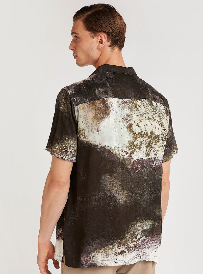 قميص بقصة سليم وياقة واسعة وأكمام قصيرة وطبعات من آيكونيك-men-clothing-shirts-image-4