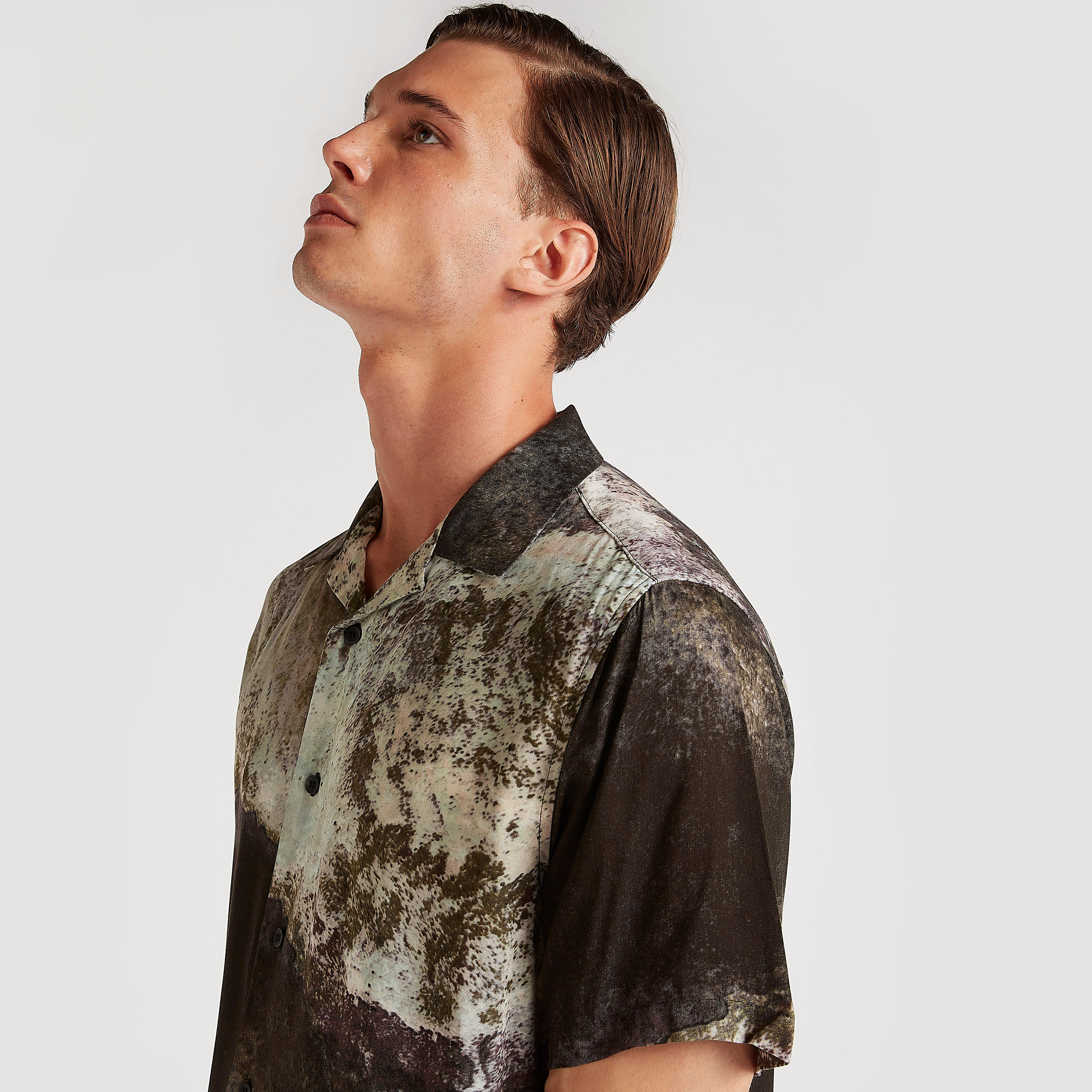 قميص بقصة سليم وياقة واسعة وأكمام قصيرة وطبعات من آيكونيك-men-clothing-shirts-image-5