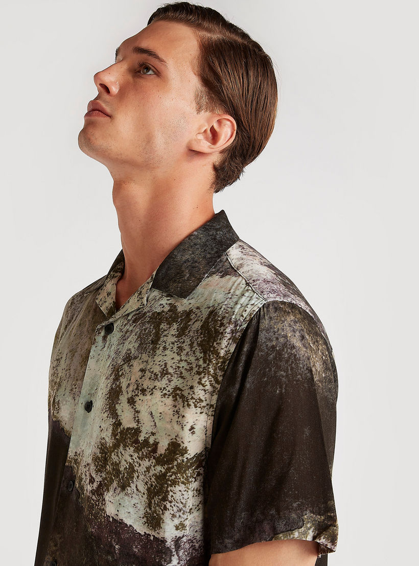 قميص بقصة سليم وياقة واسعة وأكمام قصيرة وطبعات من آيكونيك-men-clothing-shirts-image-5