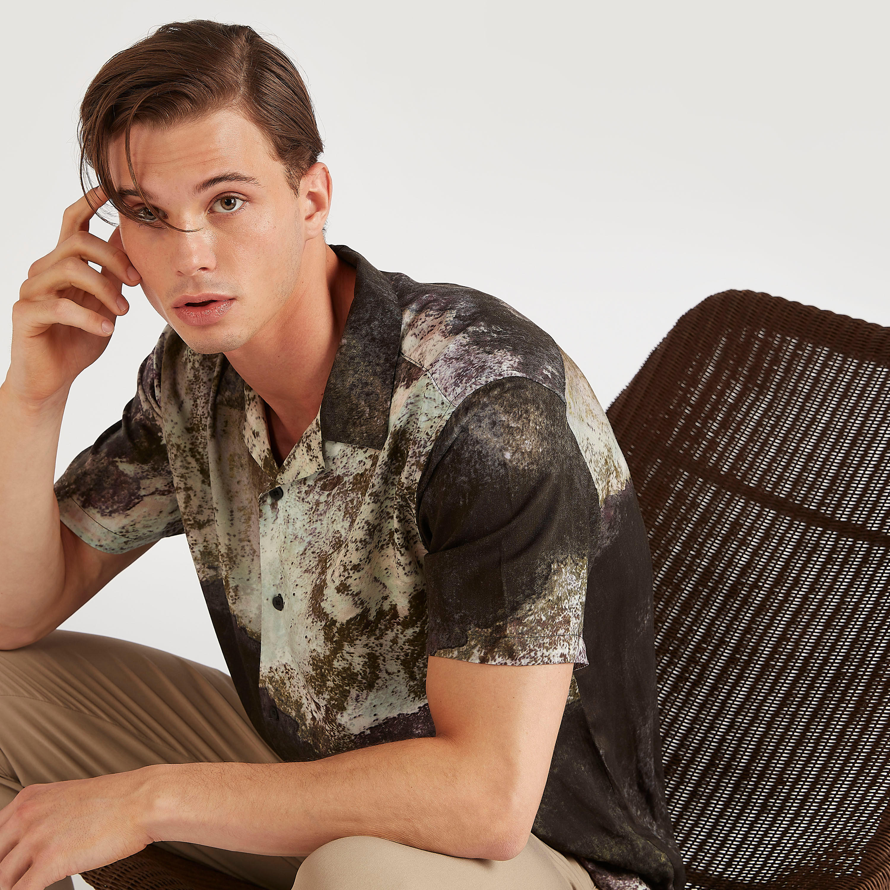 قميص بقصة سليم وياقة واسعة وأكمام قصيرة وطبعات من آيكونيك-men-clothing-shirts-image-6