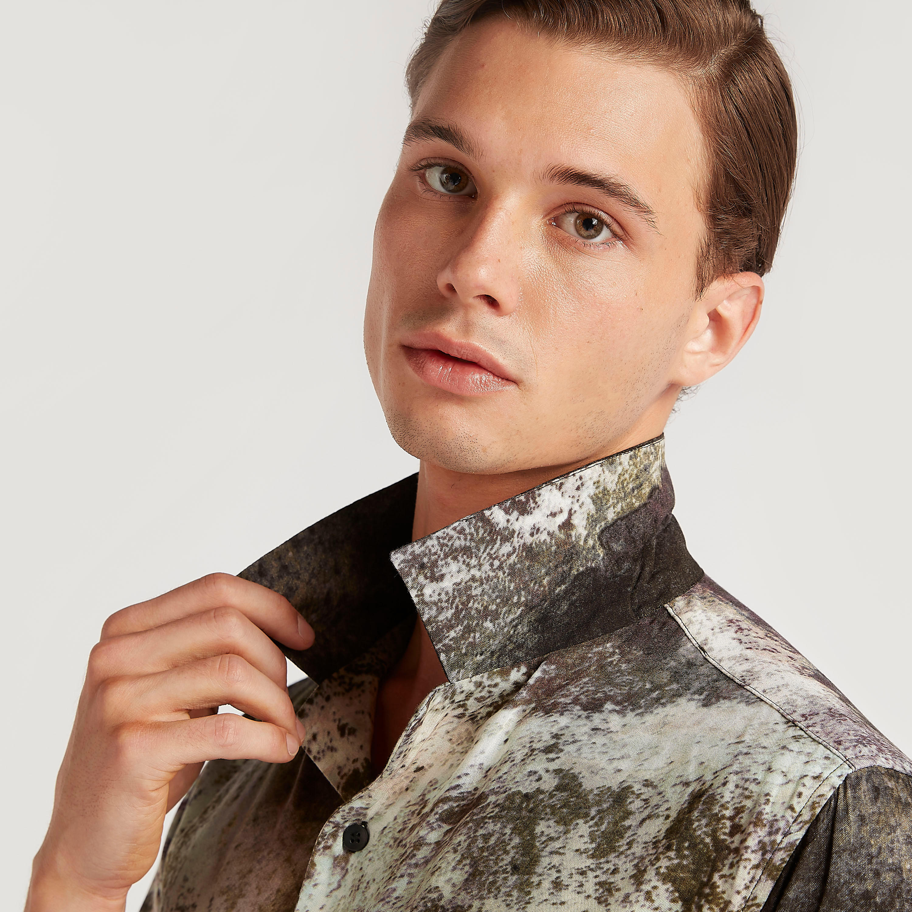 قميص بقصة سليم وياقة واسعة وأكمام قصيرة وطبعات من آيكونيك-men-clothing-shirts-image-7