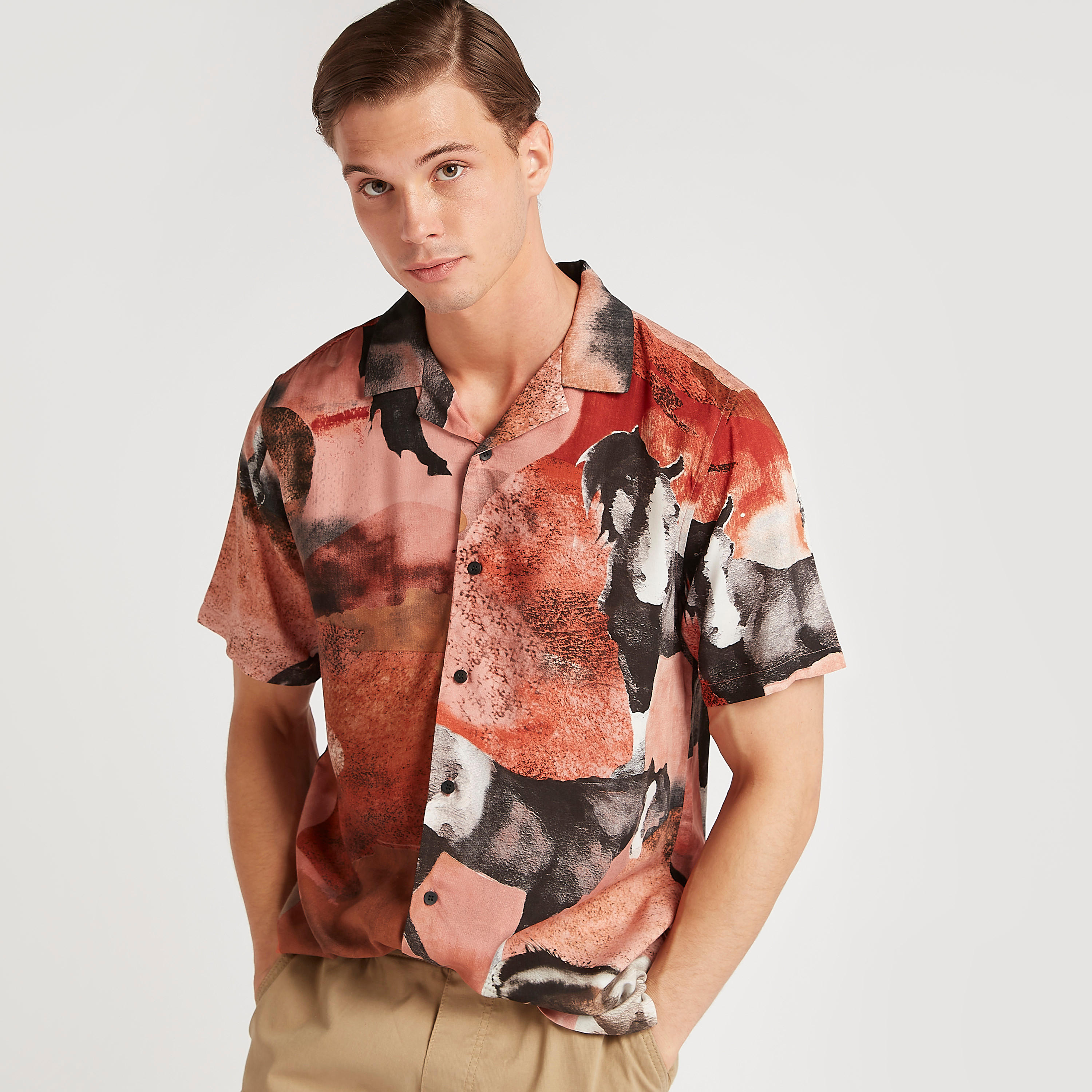 قميص بقصة سليم وياقة واسعة وأكمام قصيرة وطبعات من آيكونيك-men-clothing-shirts-image-1