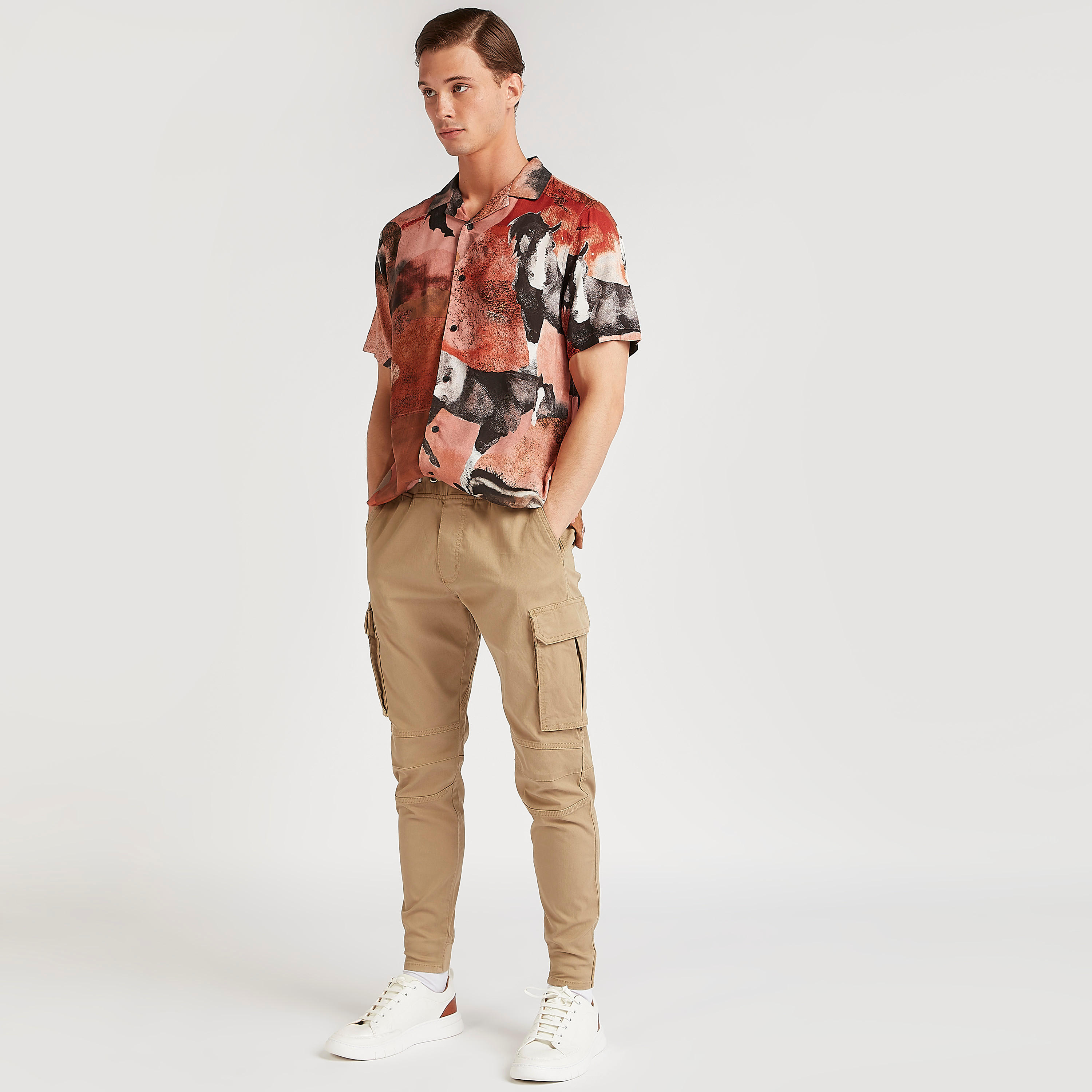 قميص بقصة سليم وياقة واسعة وأكمام قصيرة وطبعات من آيكونيك-men-clothing-shirts-image-2