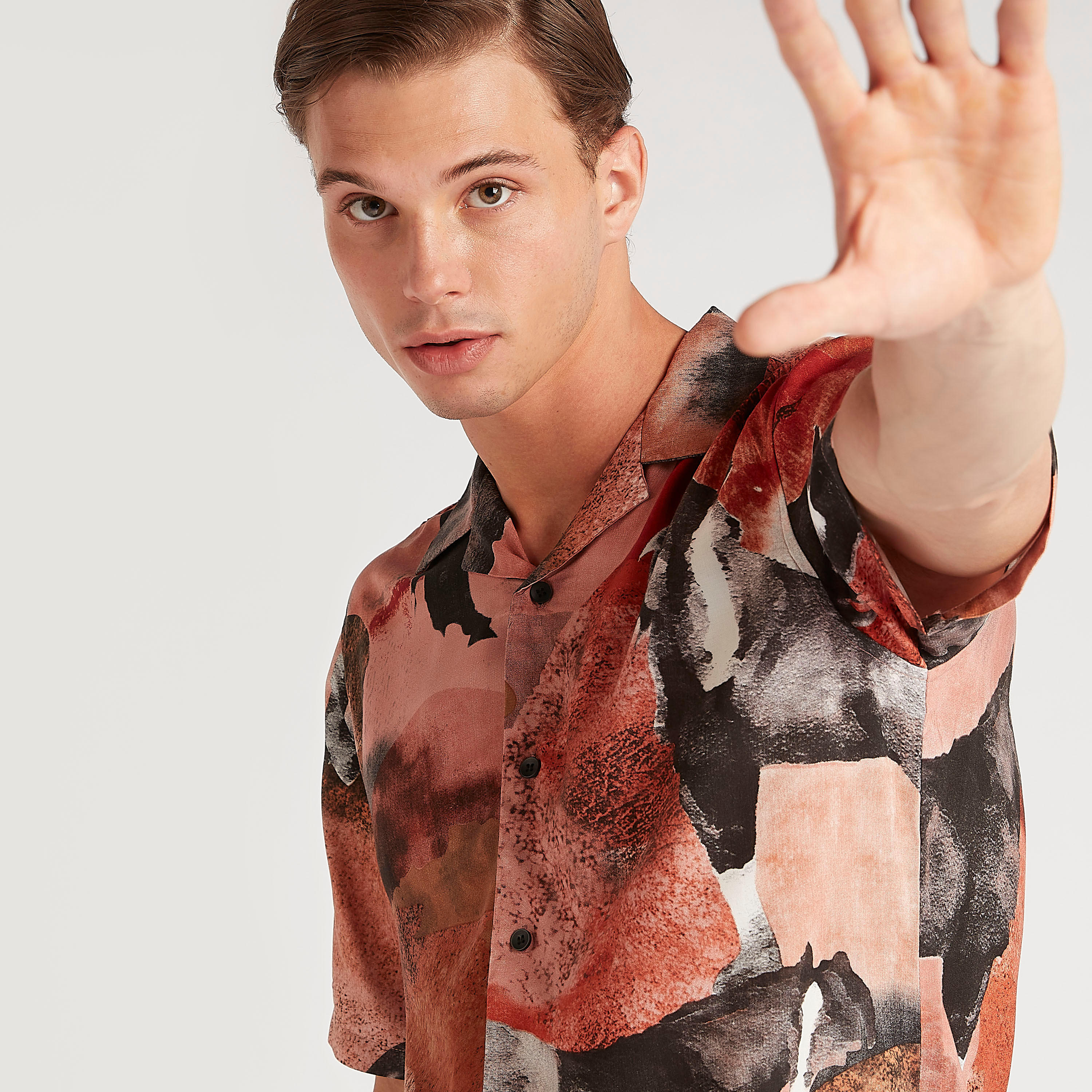قميص بقصة سليم وياقة واسعة وأكمام قصيرة وطبعات من آيكونيك-men-clothing-shirts-image-3