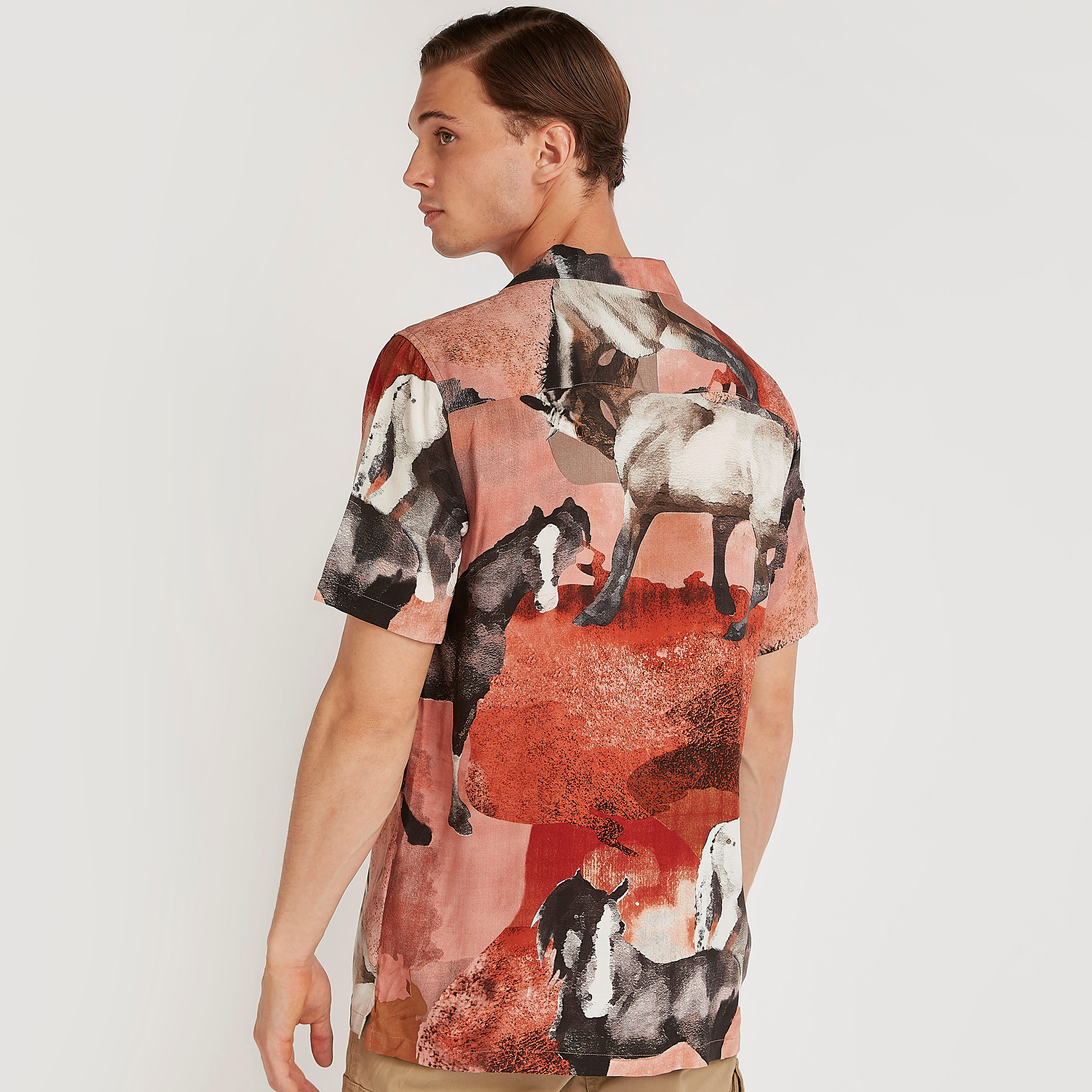 قميص بقصة سليم وياقة واسعة وأكمام قصيرة وطبعات من آيكونيك-men-clothing-shirts-image-4