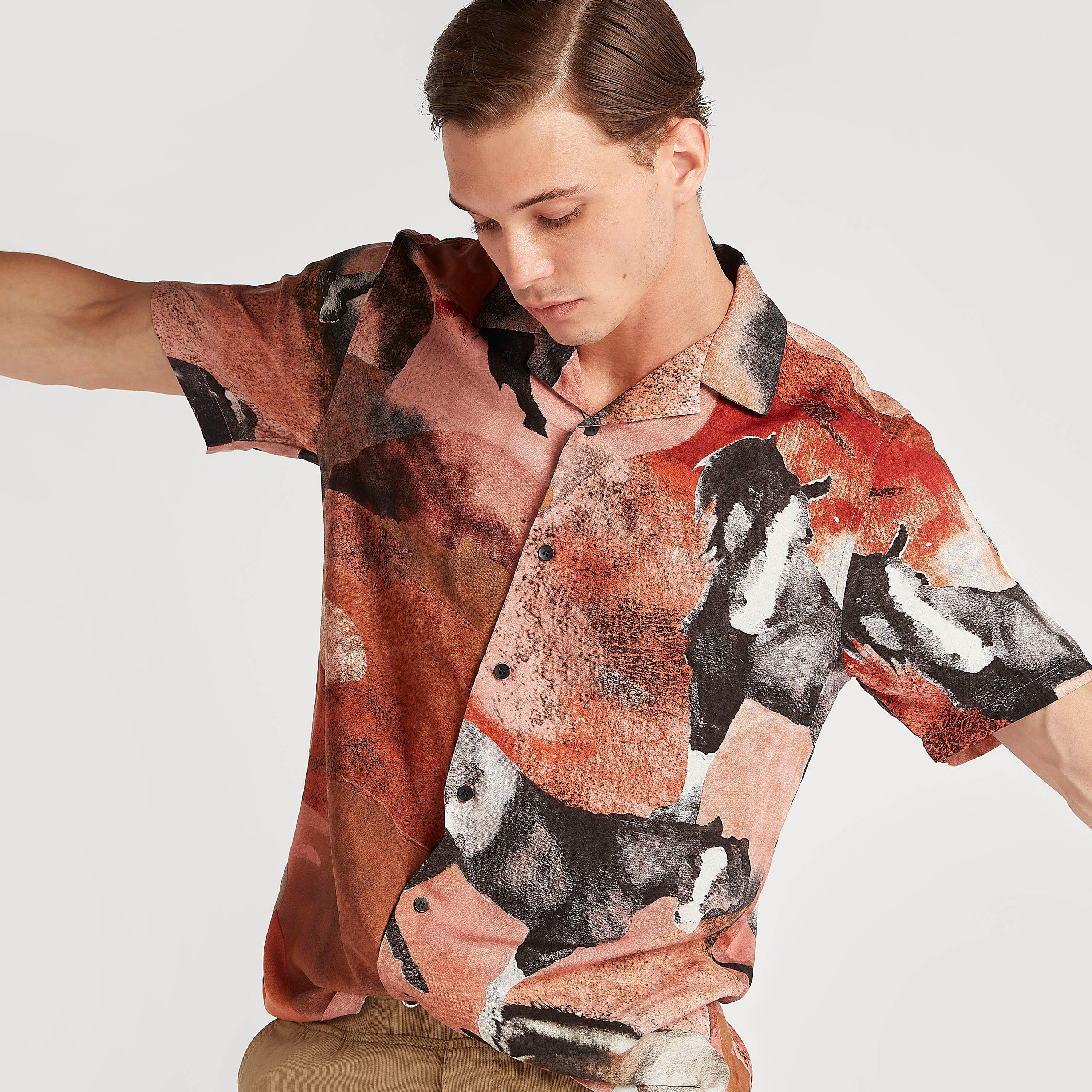قميص بقصة سليم وياقة واسعة وأكمام قصيرة وطبعات من آيكونيك-men-clothing-shirts-image-5