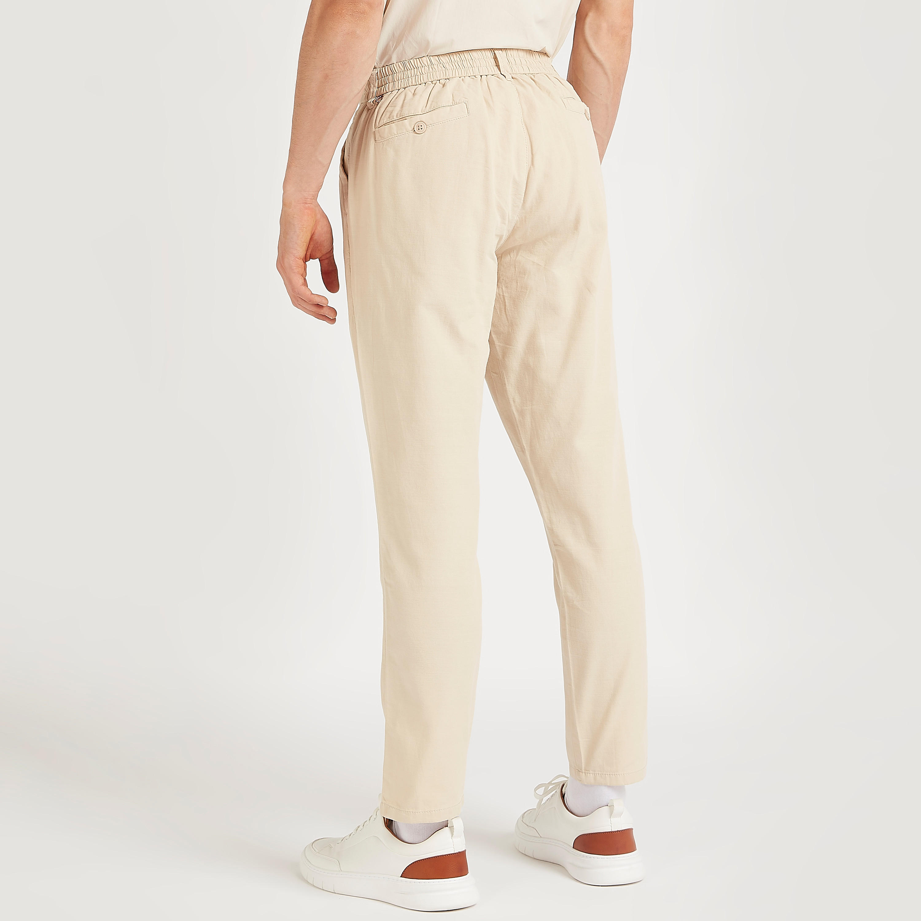 بنطلون بارز الملمس بخصر مرن وجيوب من آيكونيك-men-clothing-bottoms-trousersandchinos-trousers-image-4