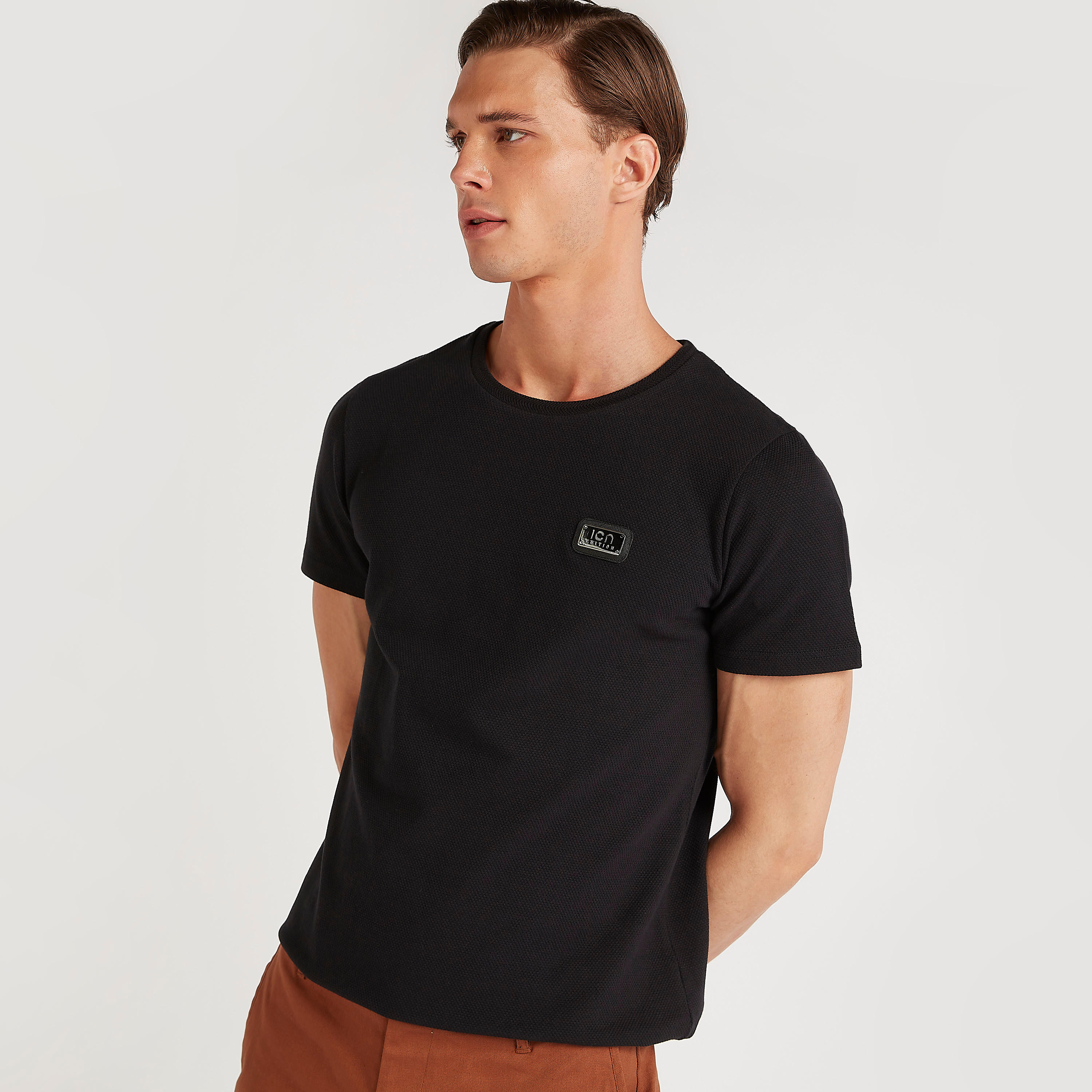 تيشيرت بياقة ضيّقة وتفاصيل مزخرفة من آيكونيك-men-clothing-tshirtsandpolos-tshirts-image-1