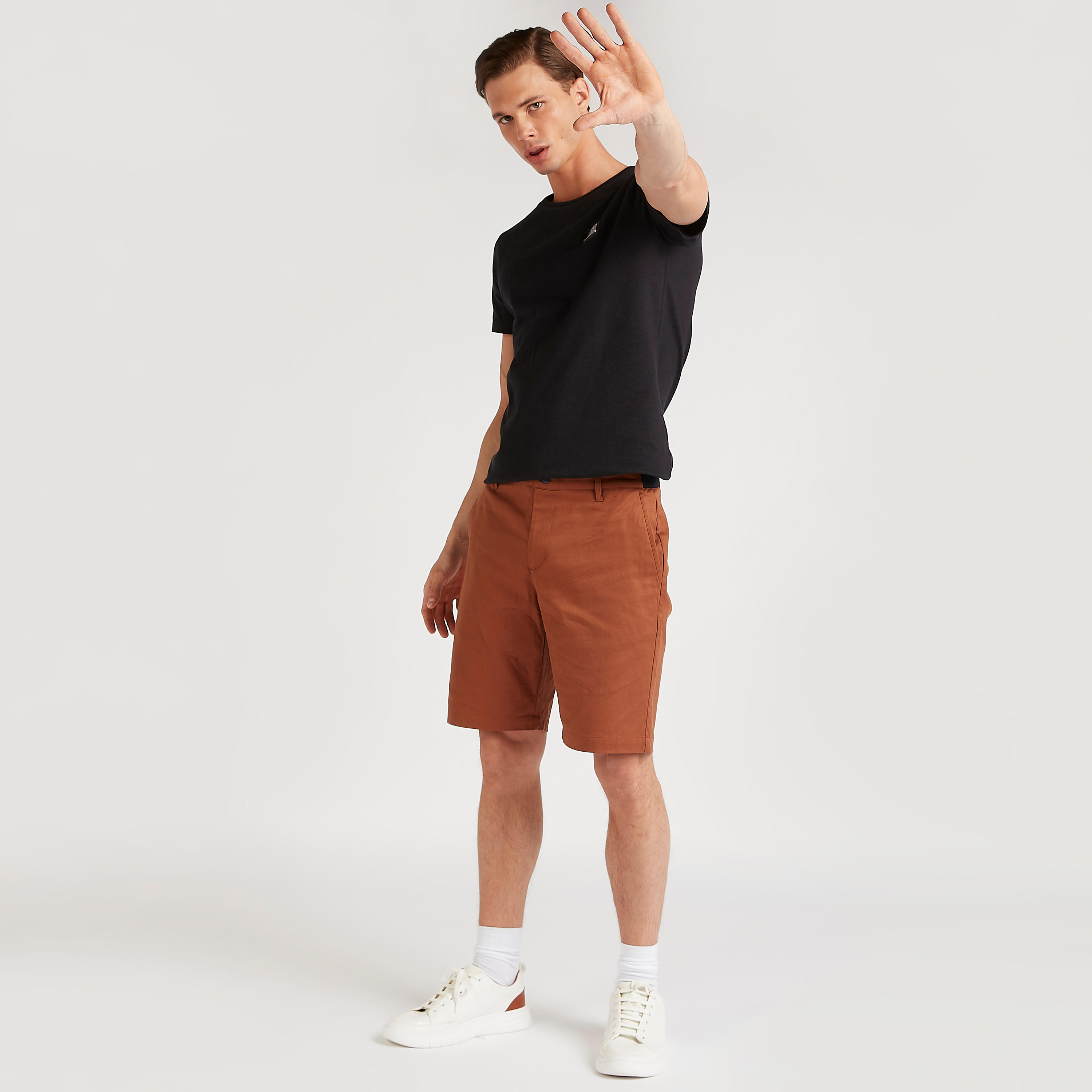 تيشيرت بياقة ضيّقة وتفاصيل مزخرفة من آيكونيك-men-clothing-tshirtsandpolos-tshirts-image-2