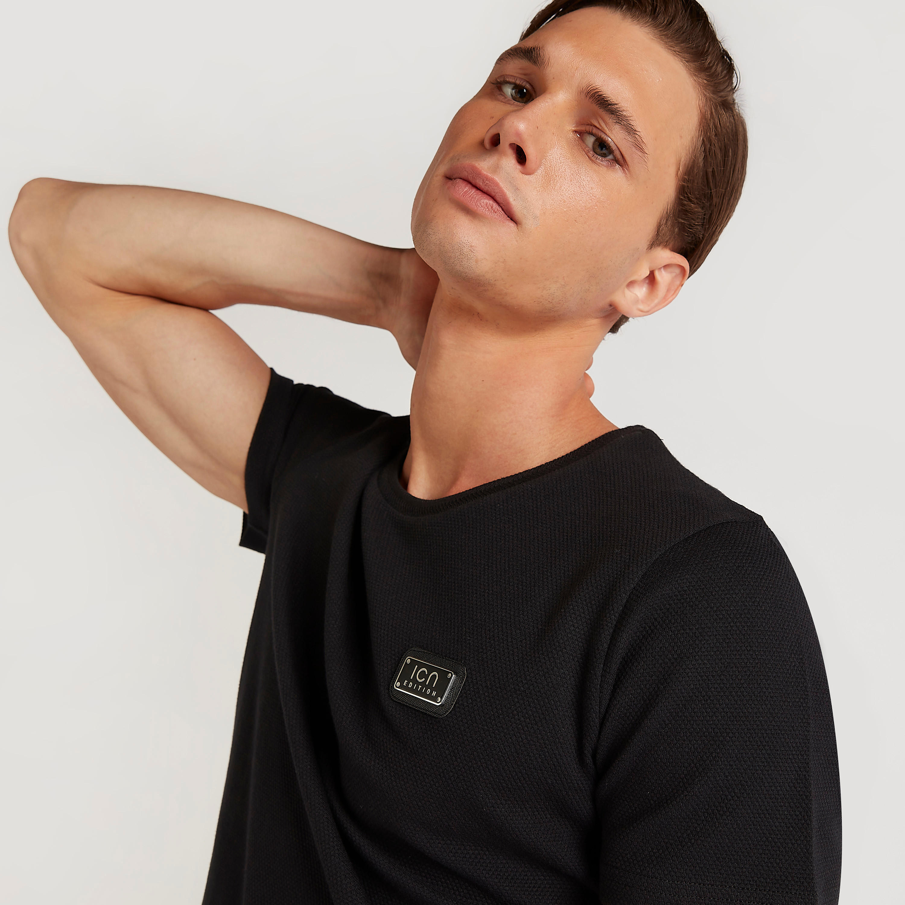 تيشيرت بياقة ضيّقة وتفاصيل مزخرفة من آيكونيك-men-clothing-tshirtsandpolos-tshirts-image-3