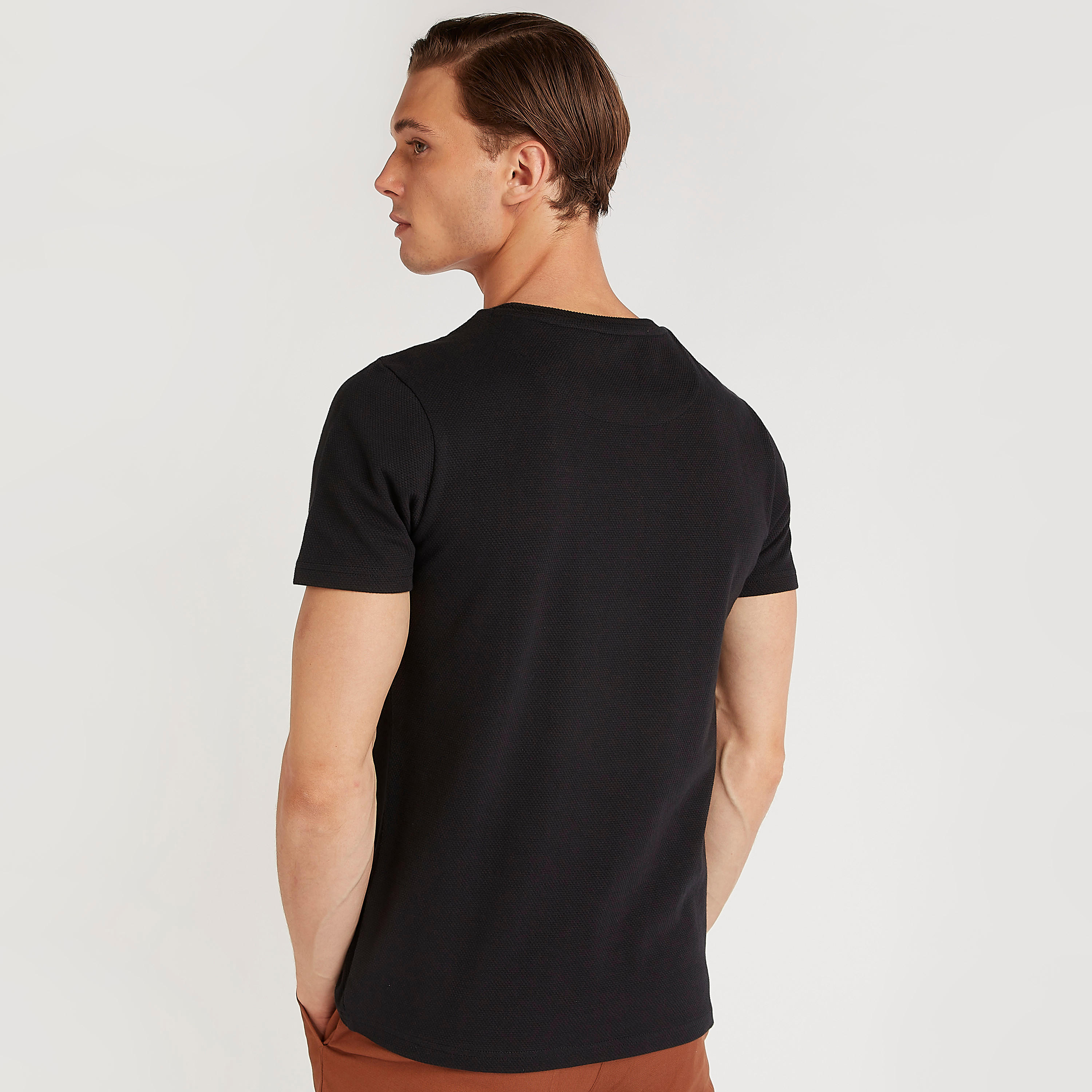 تيشيرت بياقة ضيّقة وتفاصيل مزخرفة من آيكونيك-men-clothing-tshirtsandpolos-tshirts-image-4