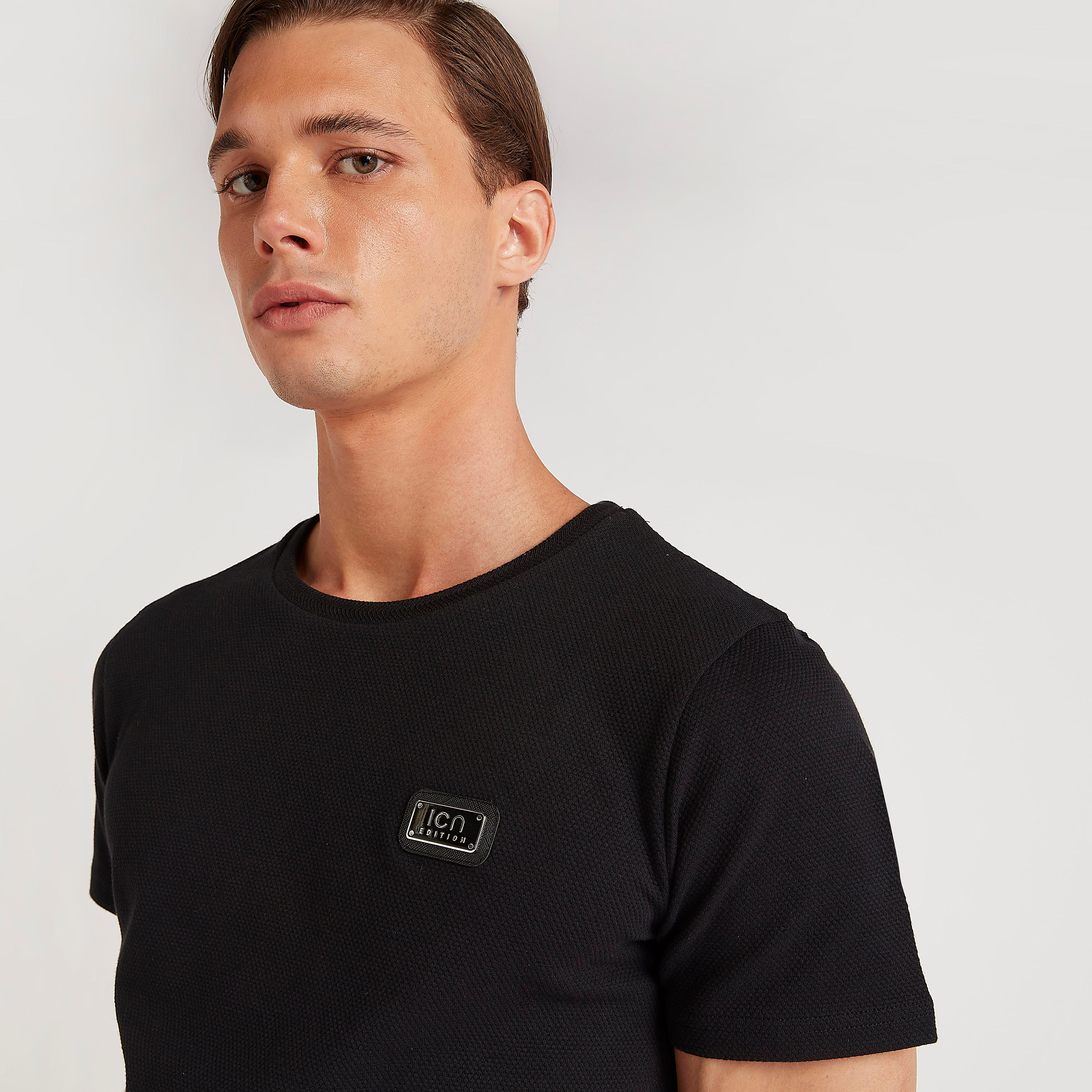 تيشيرت بياقة ضيّقة وتفاصيل مزخرفة من آيكونيك-men-clothing-tshirtsandpolos-tshirts-image-5