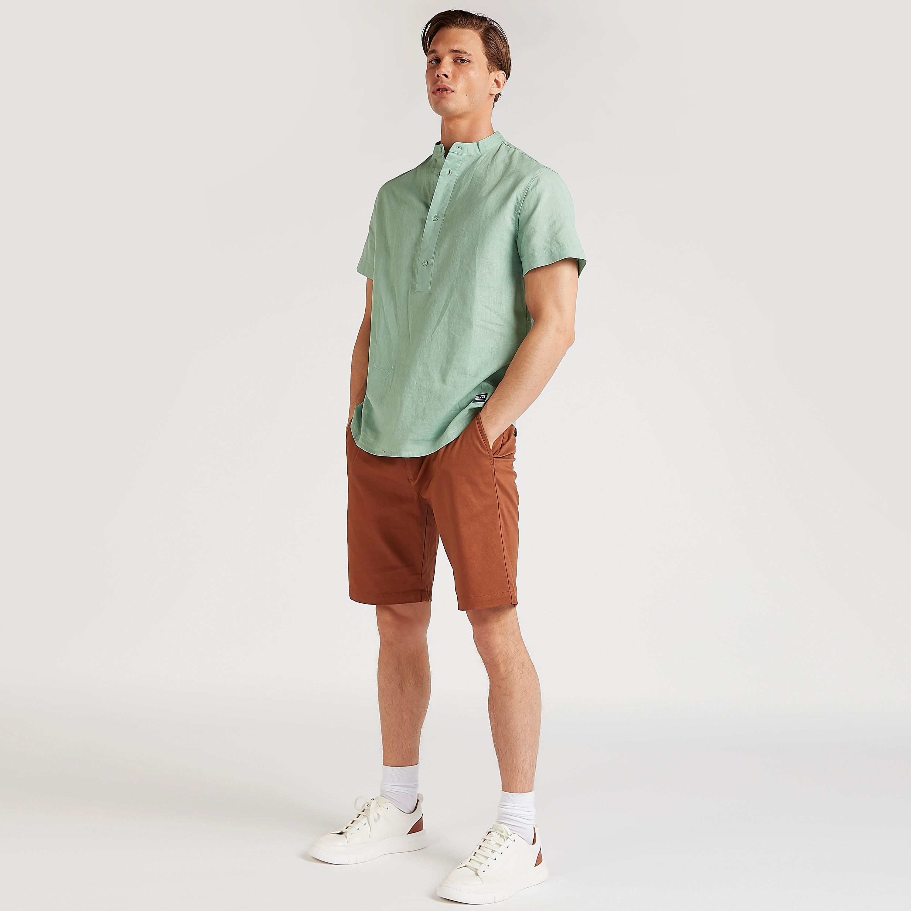 شورت بارز الملمس بقصة سليم وخصر مرن من آيكونيك-men-clothing-bottoms-shorts-image-2