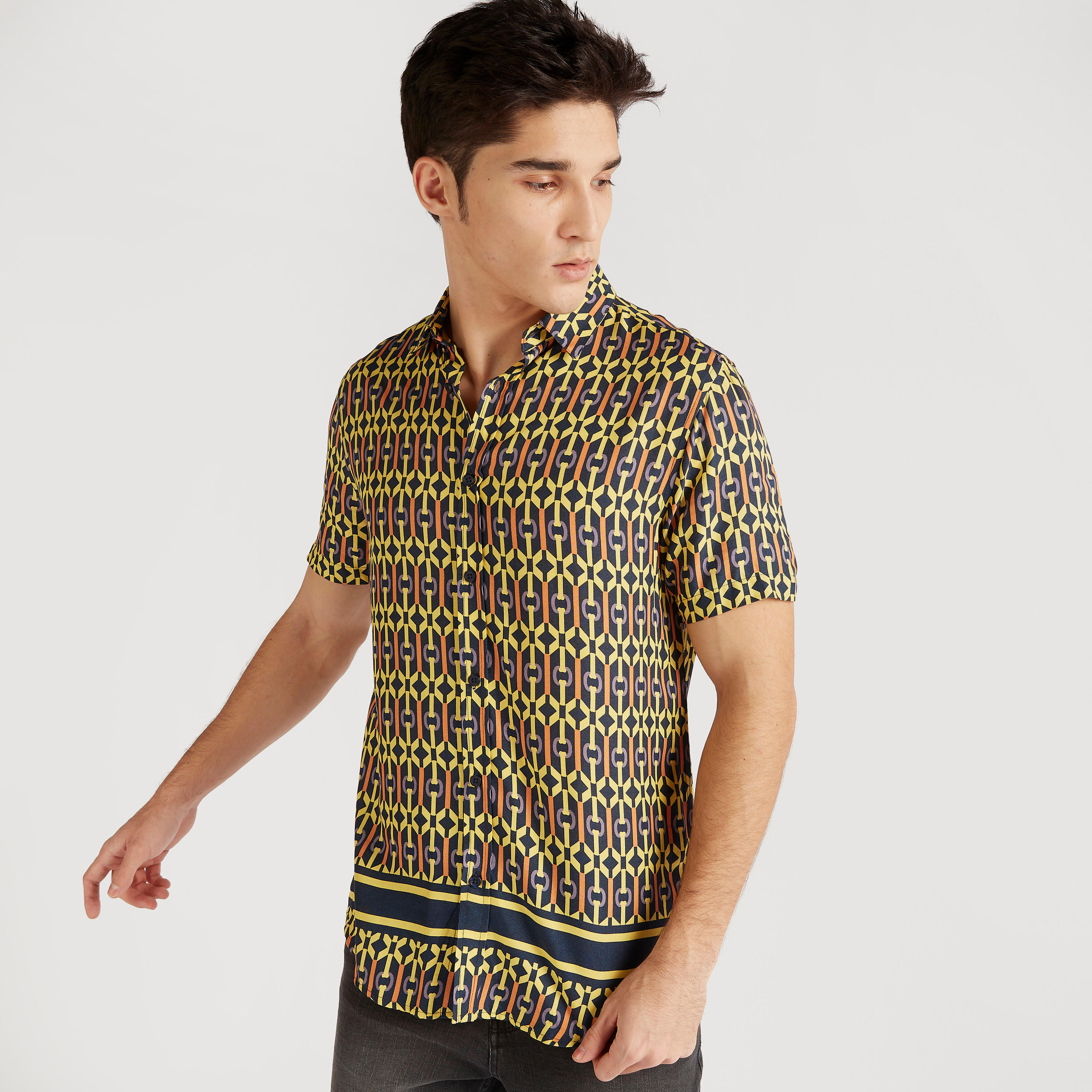قميص بأكمام قصيرة وطبعات من آيكونيك-men-clothing-shirts-image-1