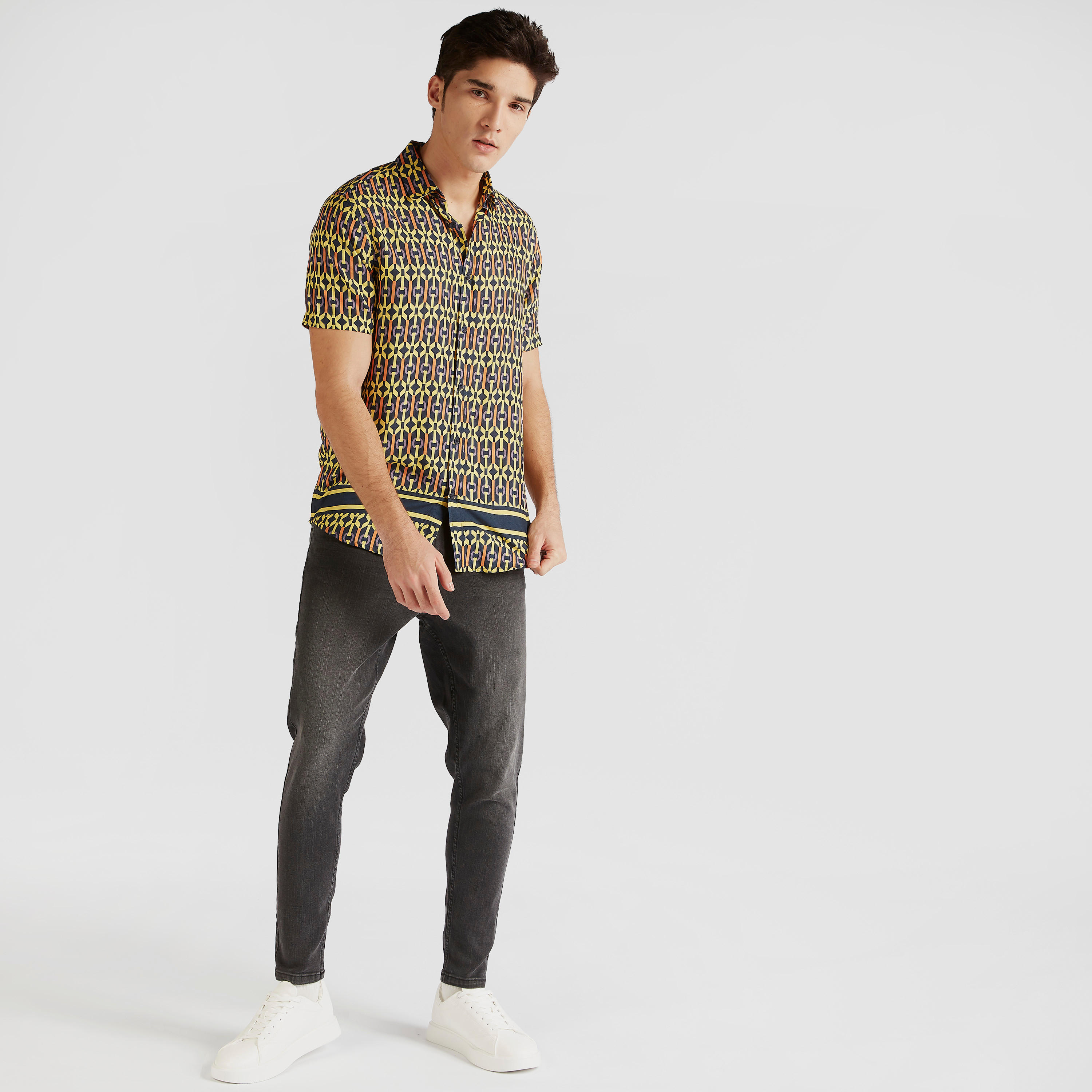 قميص بأكمام قصيرة وطبعات من آيكونيك-men-clothing-shirts-image-2