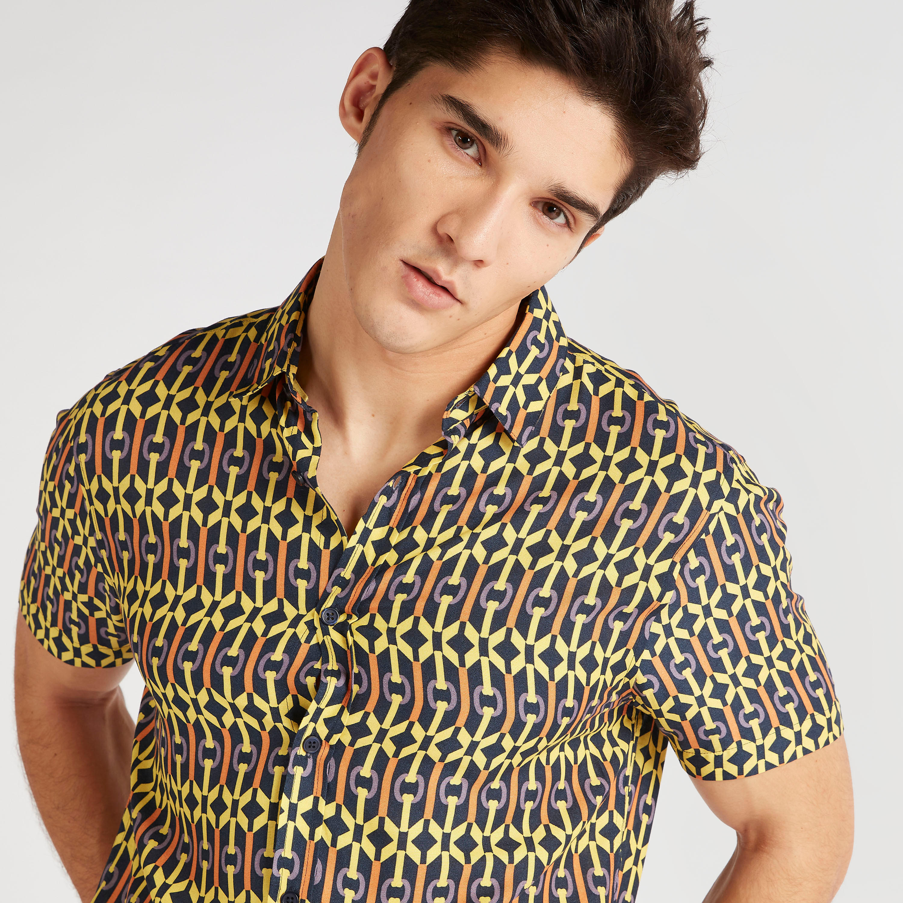 قميص بأكمام قصيرة وطبعات من آيكونيك-men-clothing-shirts-image-3