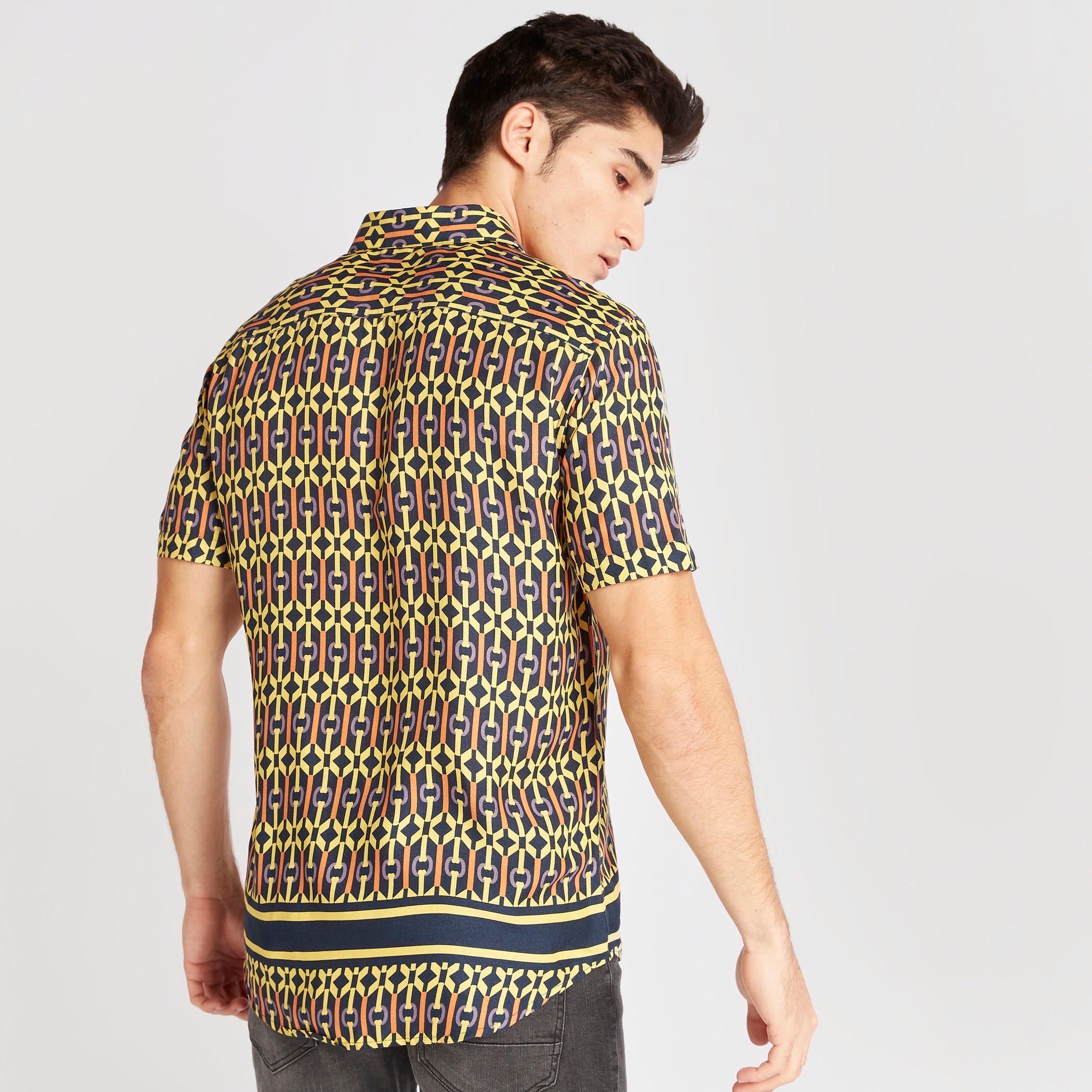 قميص بأكمام قصيرة وطبعات من آيكونيك-men-clothing-shirts-image-4