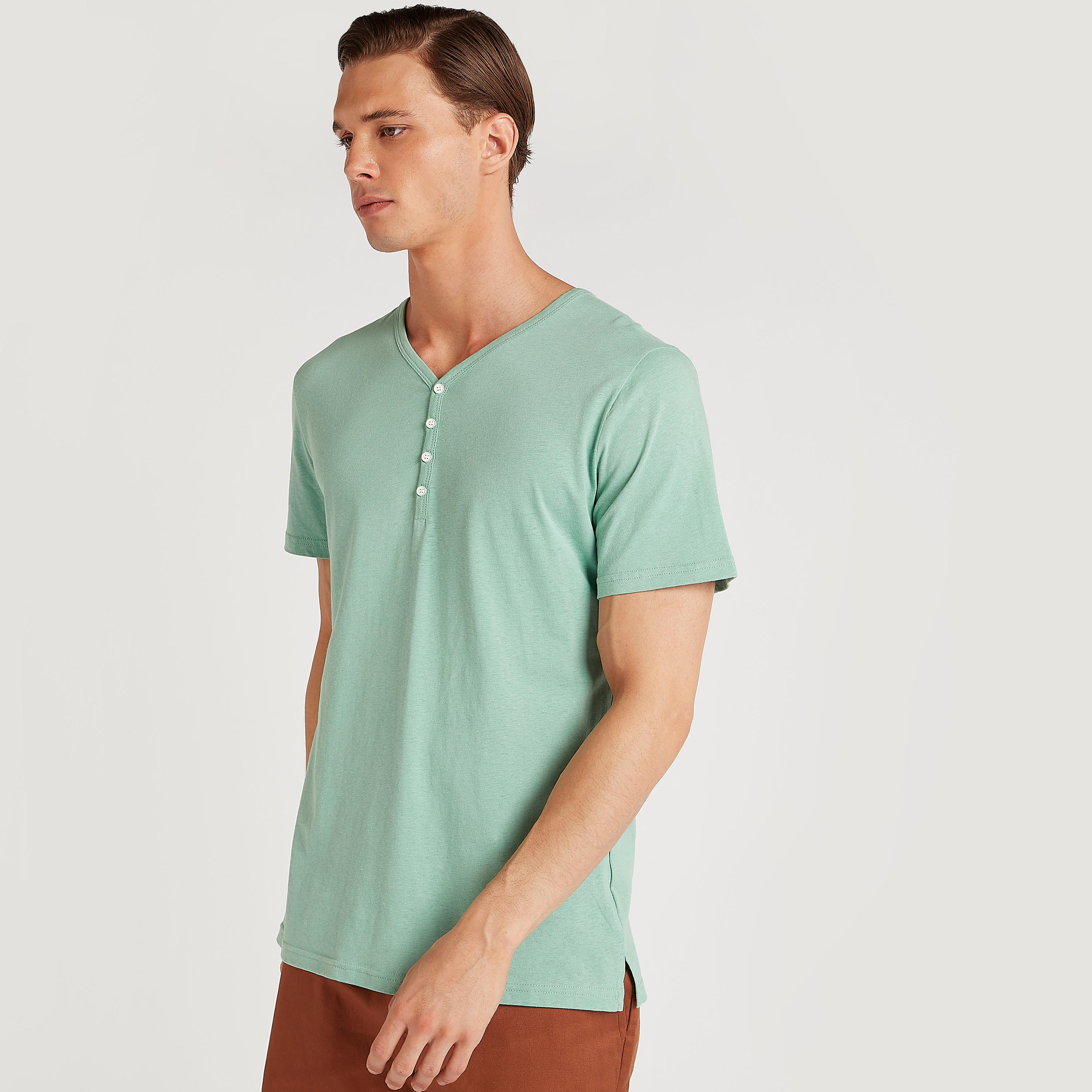 تيشيرت سادة بياقة V وأكمام قصيرة من آيكونيك-men-clothing-tshirtsandpolos-tshirts-image-8