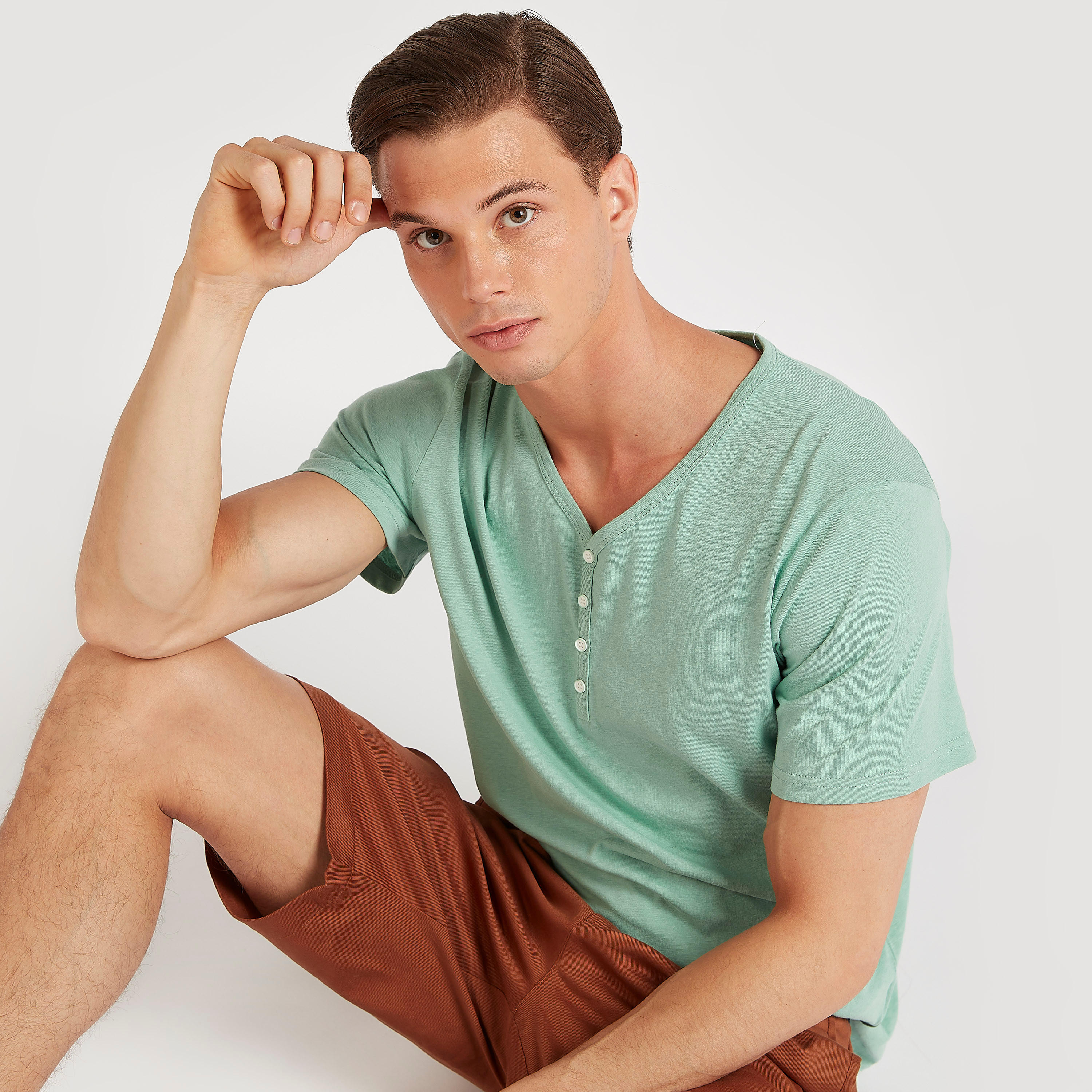 تيشيرت سادة بياقة V وأكمام قصيرة من آيكونيك-men-clothing-tshirtsandpolos-tshirts-image-7