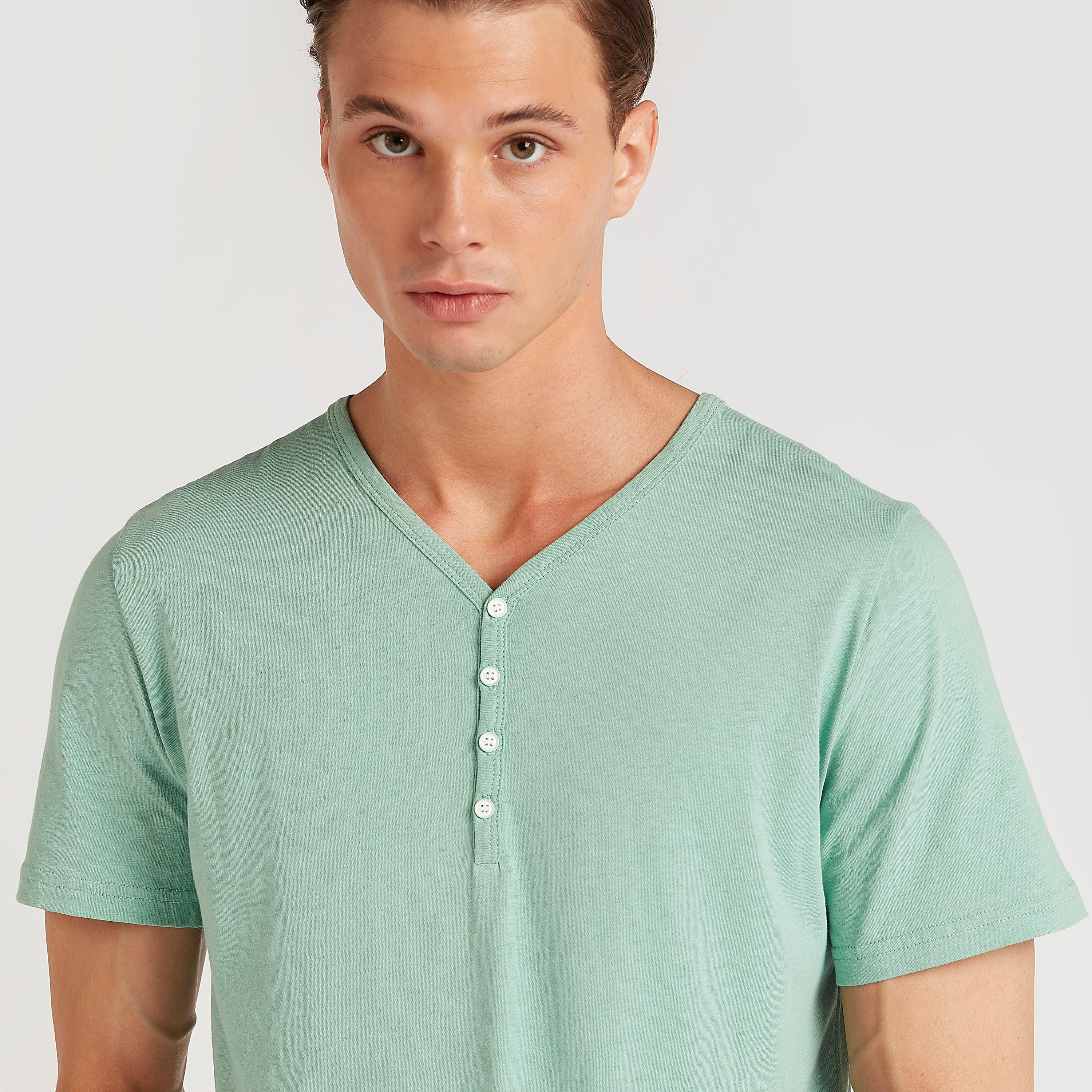 تيشيرت سادة بياقة V وأكمام قصيرة من آيكونيك-men-clothing-tshirtsandpolos-tshirts-image-5