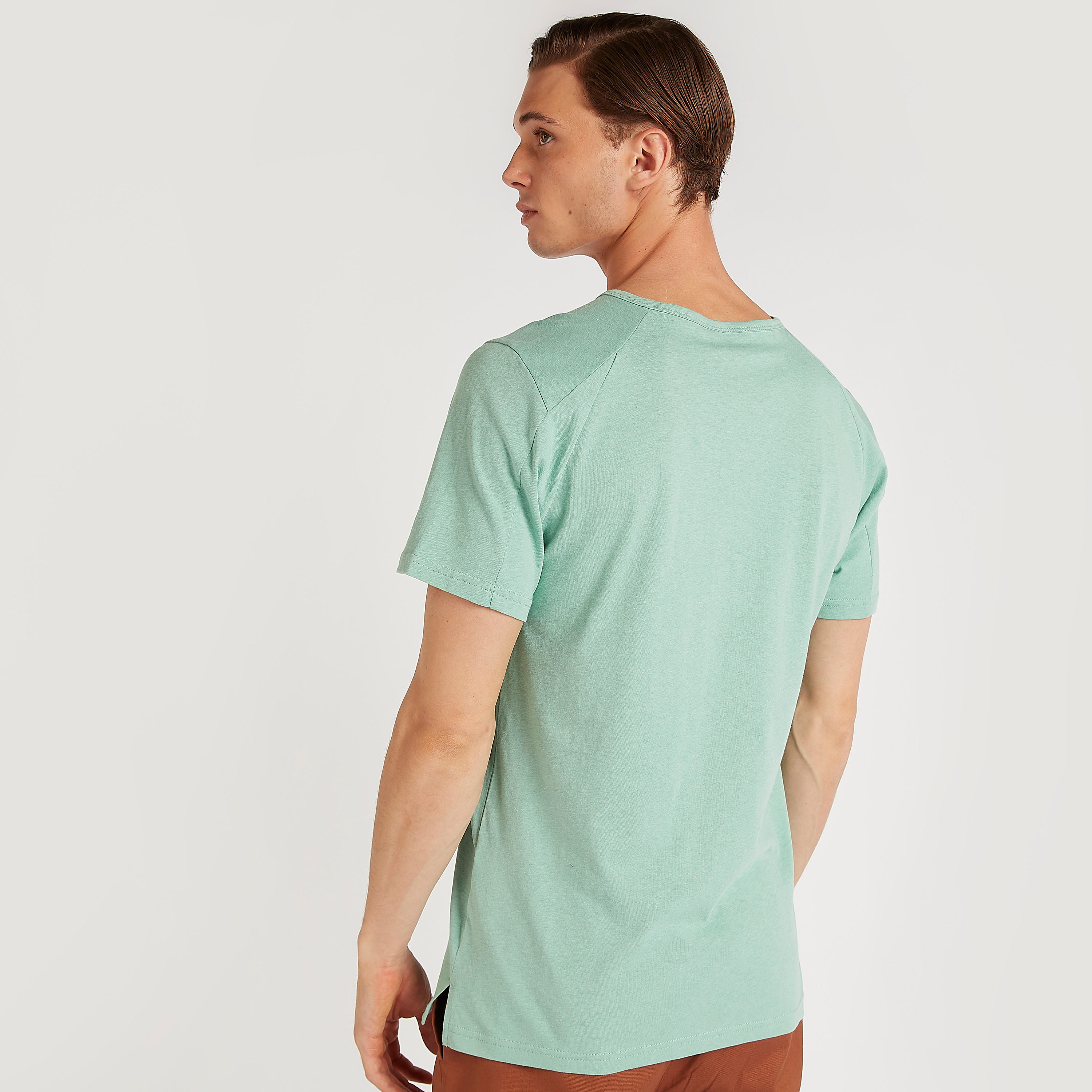 تيشيرت سادة بياقة V وأكمام قصيرة من آيكونيك-men-clothing-tshirtsandpolos-tshirts-image-4