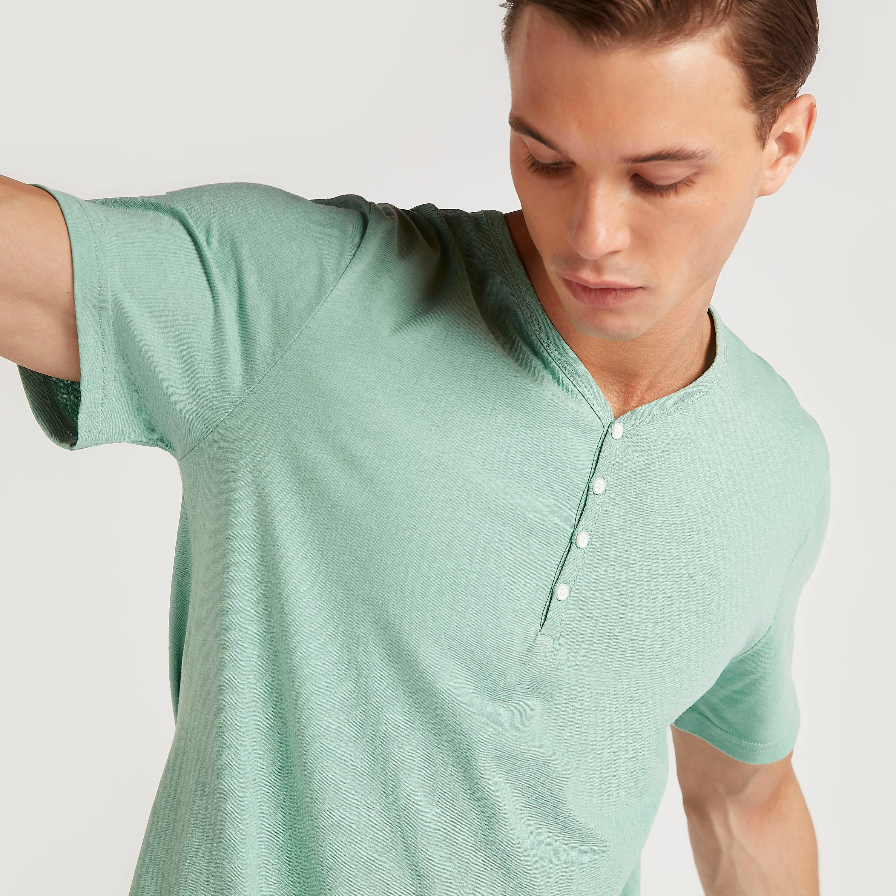 تيشيرت سادة بياقة V وأكمام قصيرة من آيكونيك-men-clothing-tshirtsandpolos-tshirts-image-3