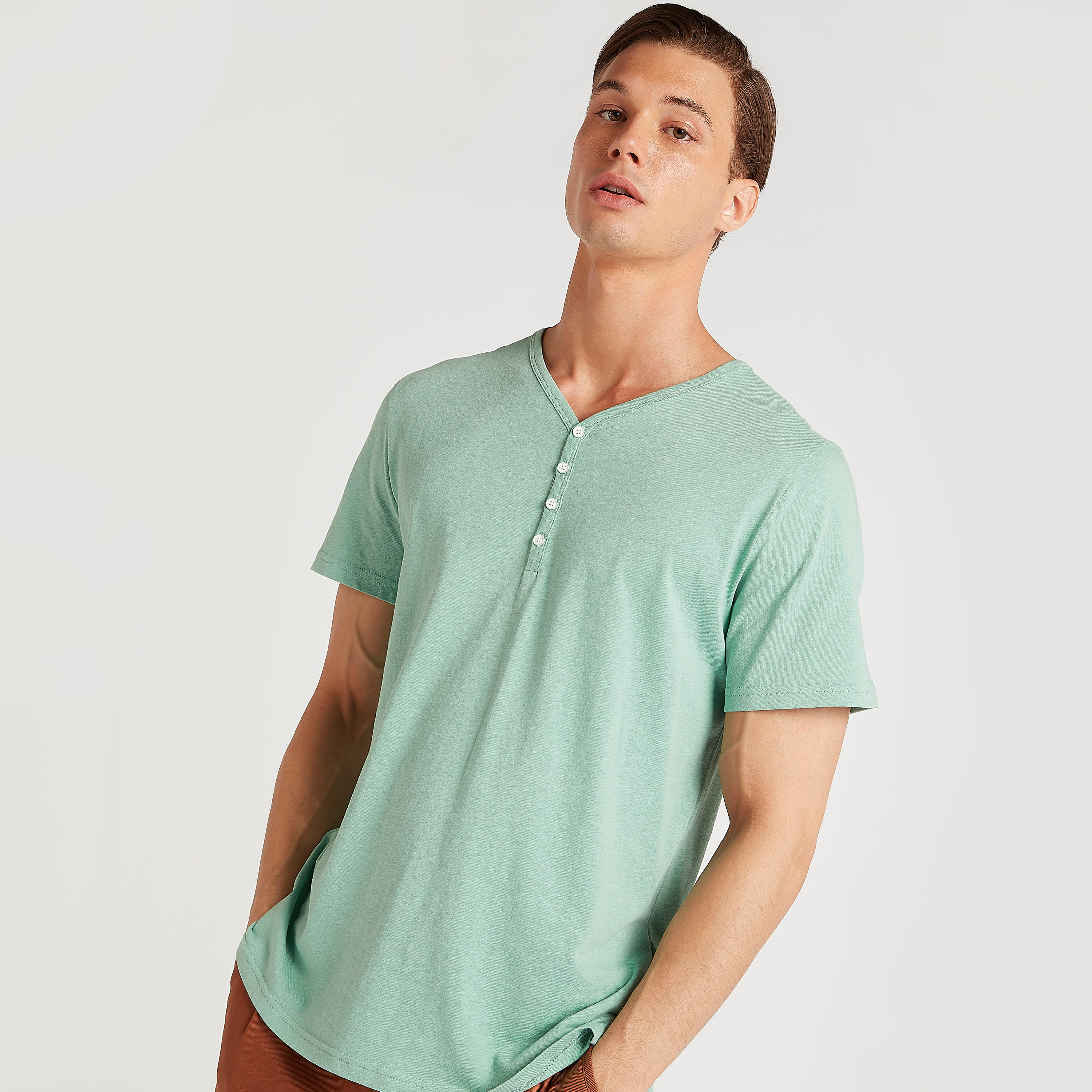تيشيرت سادة بياقة V وأكمام قصيرة من آيكونيك-men-clothing-tshirtsandpolos-tshirts-image-1