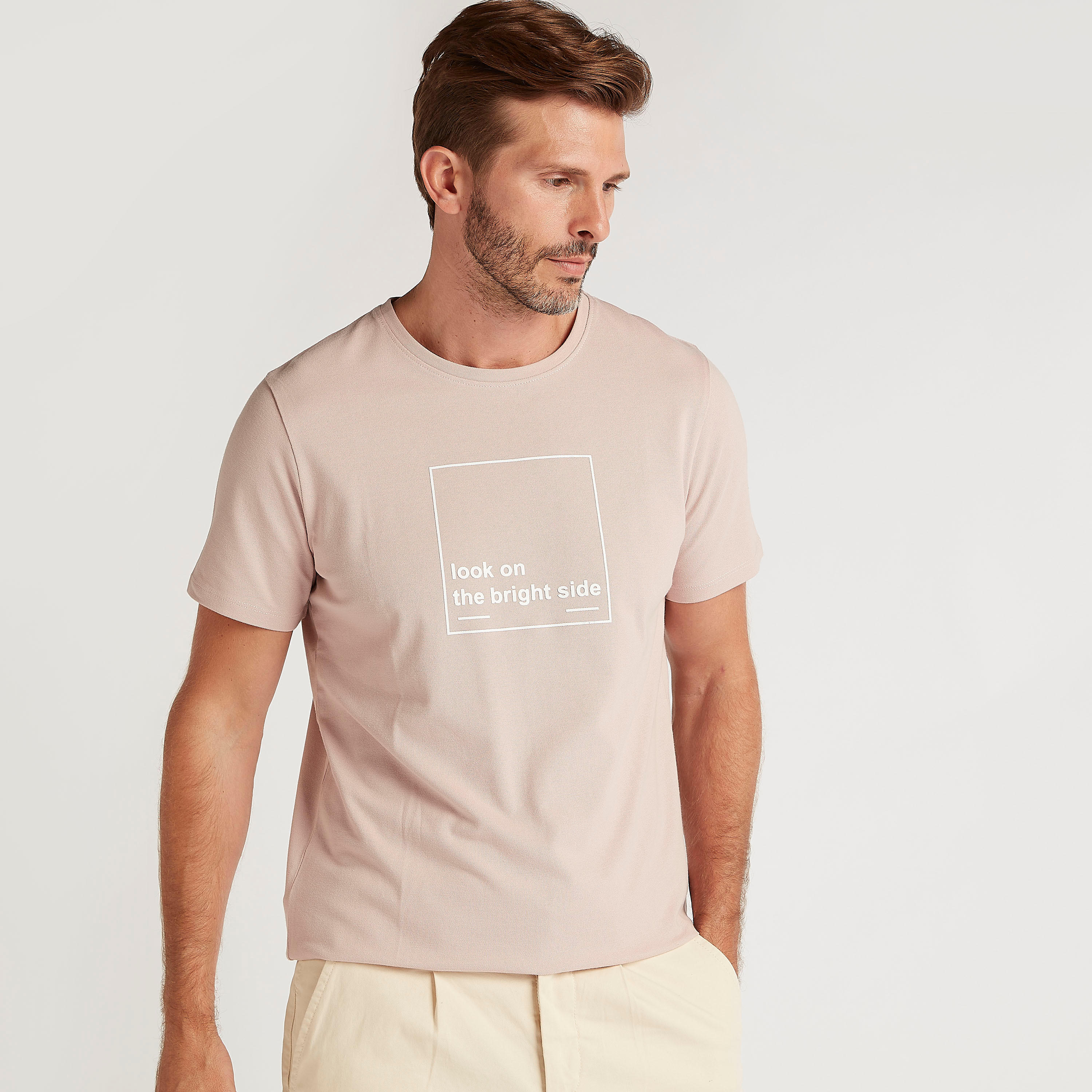 تيشيرت بياقة ضيّقة وأكمام قصيرة وطبعات من آيكونيك-men-clothing-tshirtsandpolos-tshirts-image-4