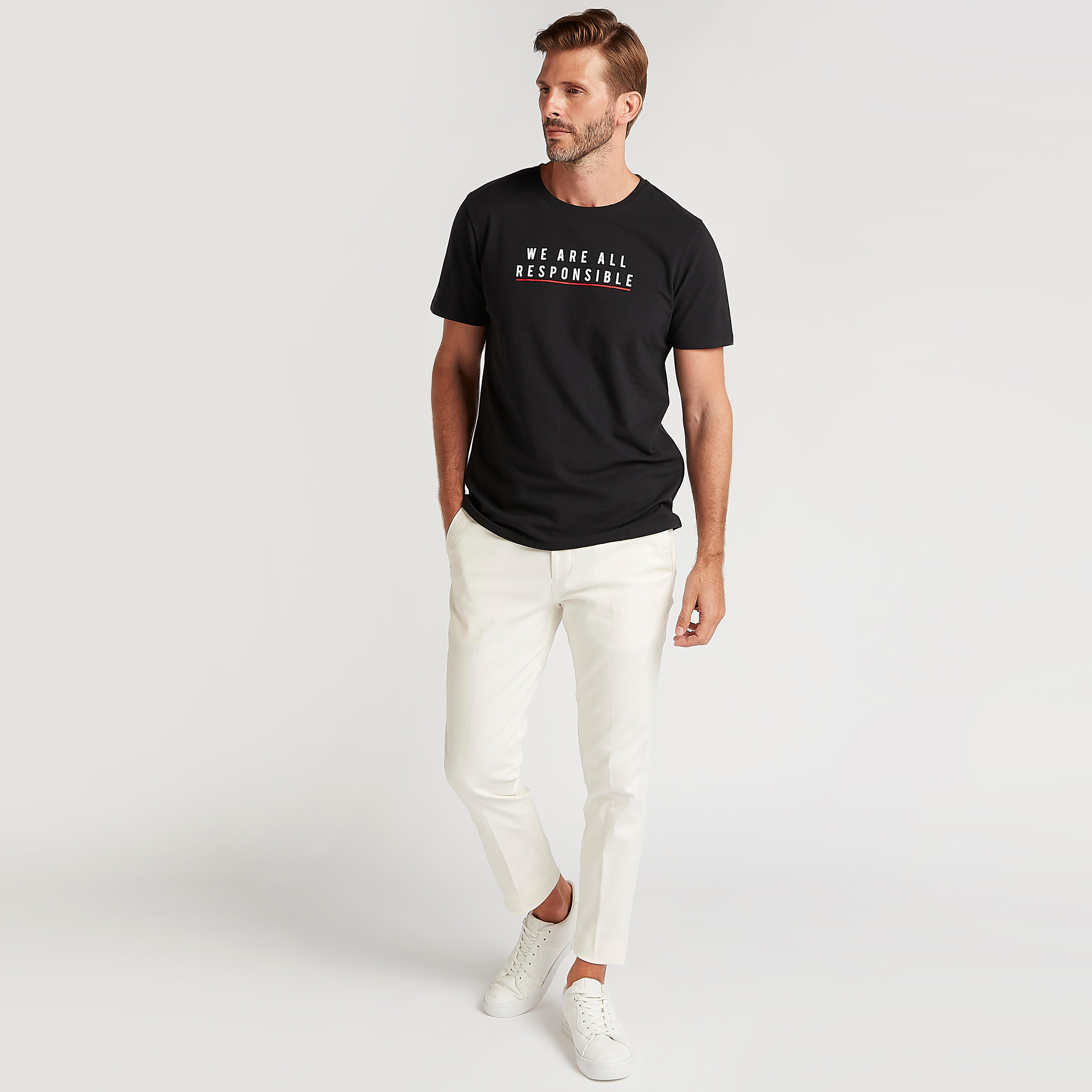 تيشيرت بياقة ضيّقة وأكمام قصيرة وطبعات من آيكونيك-men-clothing-tshirtsandpolos-tshirts-image-2