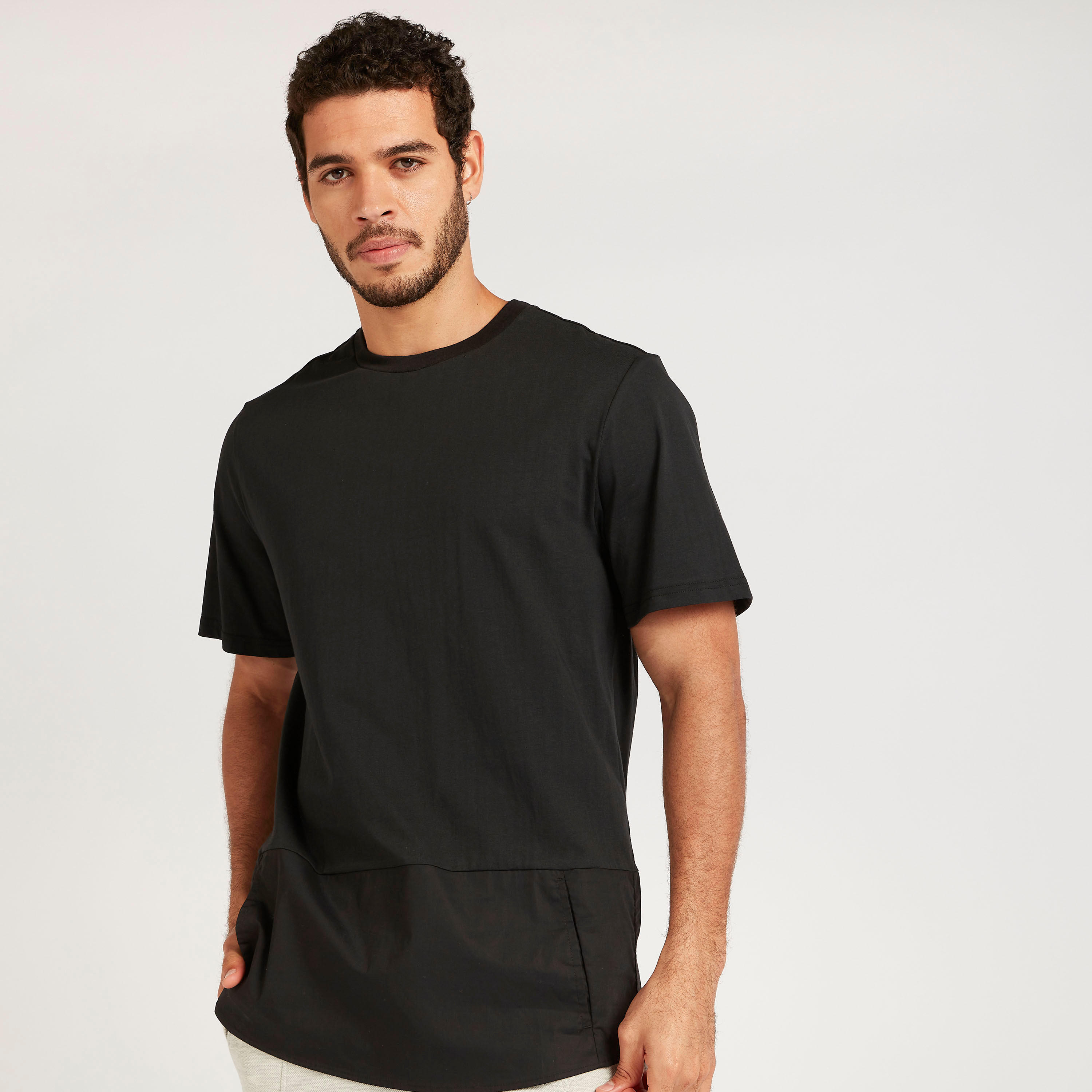 تيشيرت بياقة ضيّقة وأكمام قصيرة من آيكونيك-men-clothing-tshirtsandpolos-tshirts-image-1