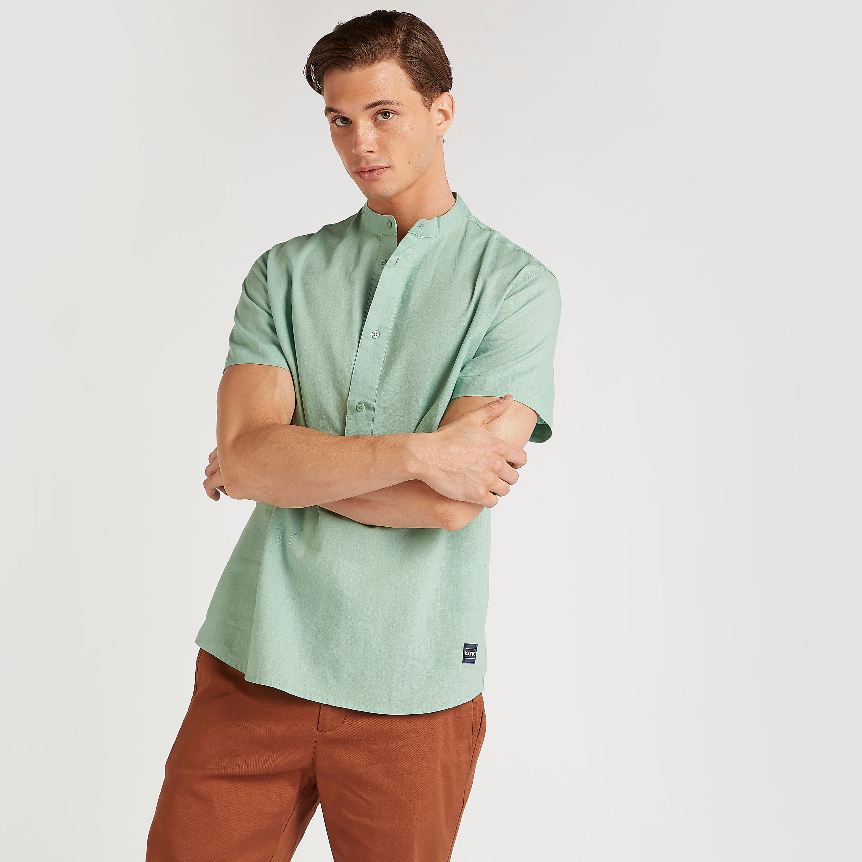 قميص بارز الملمس بقصّة سليم وياقة عادية من آيكونيك-men-clothing-shirts-image-1